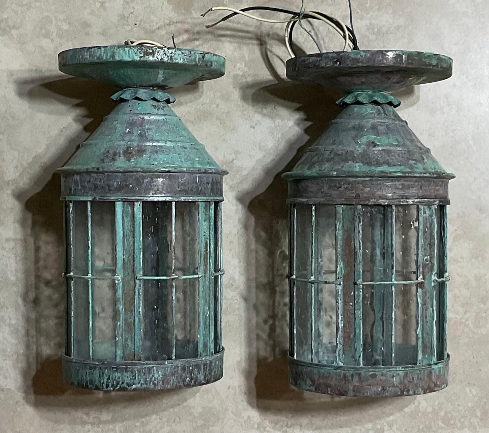 
Paire de lanternes anciennes en laiton  Lampes d'extérieur rustiques en cuivre vert ou peuvent être utilisées comme plafonniers à fixation rapide.
Remontez le temps avec cette charmante paire de lanternes en laiton antique, parfaites pour ajouter