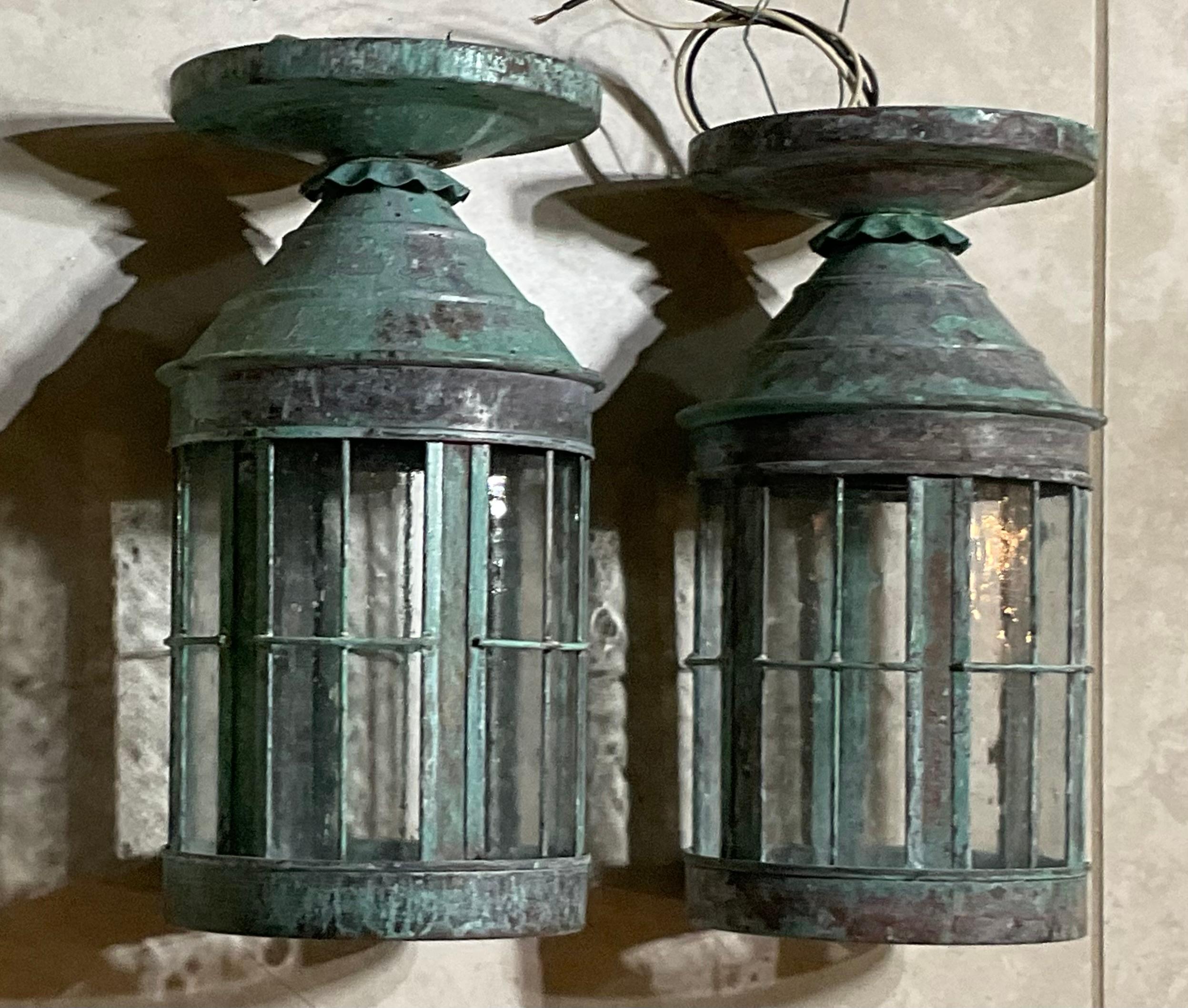 Fait main Paire de lanternes anciennes en laiton  Lanterne d'extérieur rustique en cuivre vert-de-gris