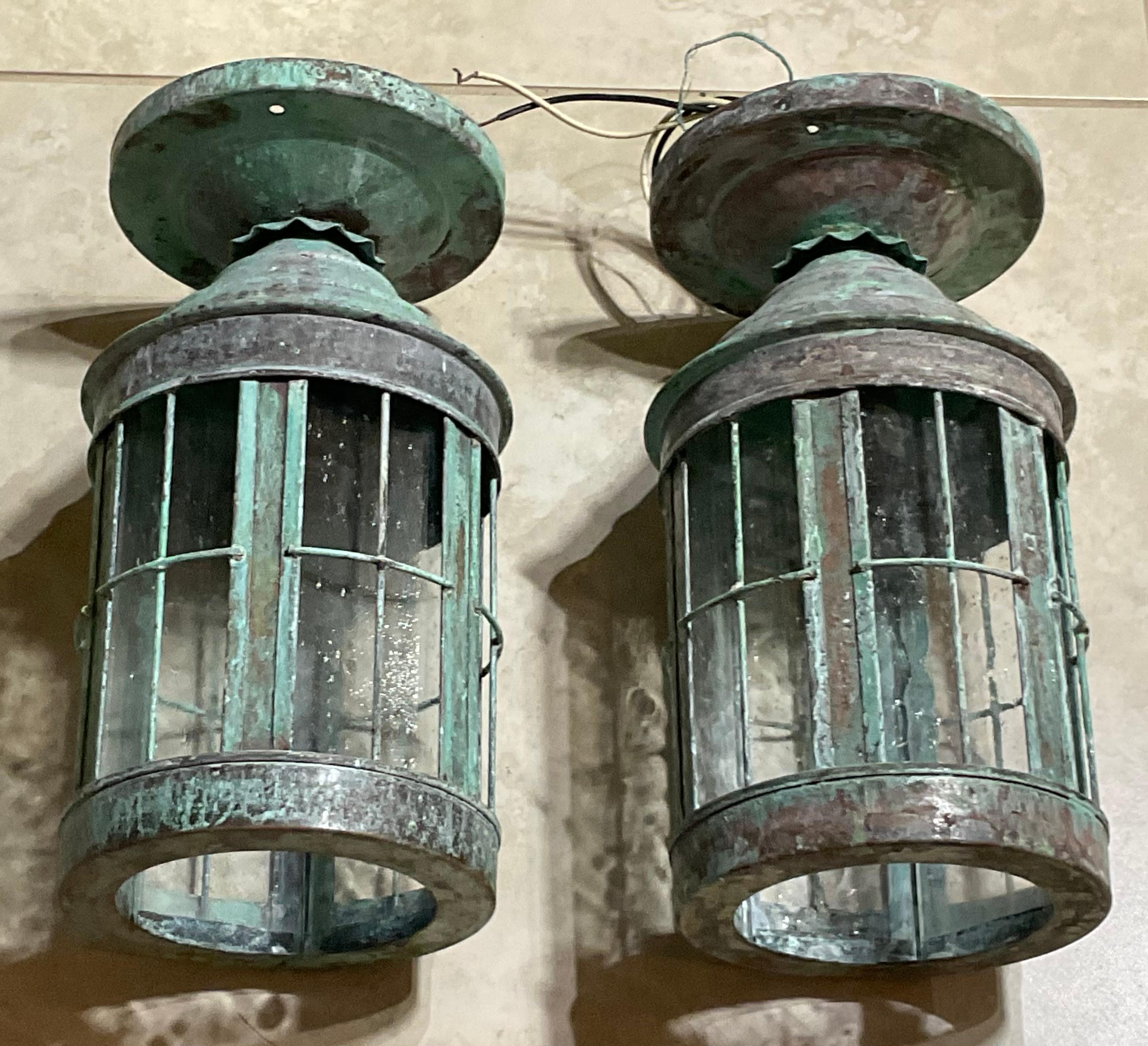 Paire de lanternes anciennes en laiton  Lanterne d'extérieur rustique en cuivre vert-de-gris Bon état à Delray Beach, FL