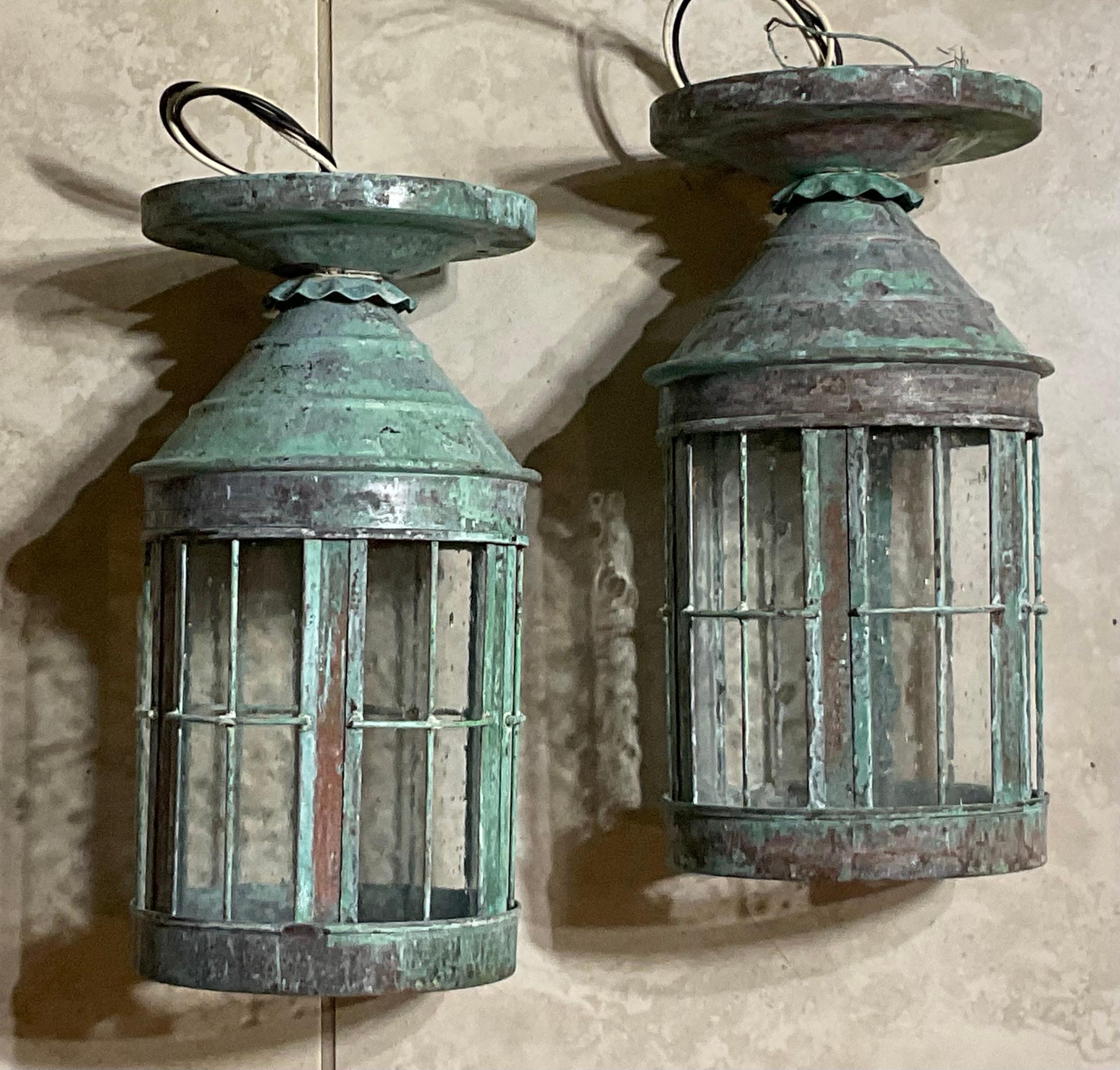 20ième siècle Paire de lanternes anciennes en laiton  Lanterne d'extérieur rustique en cuivre vert-de-gris