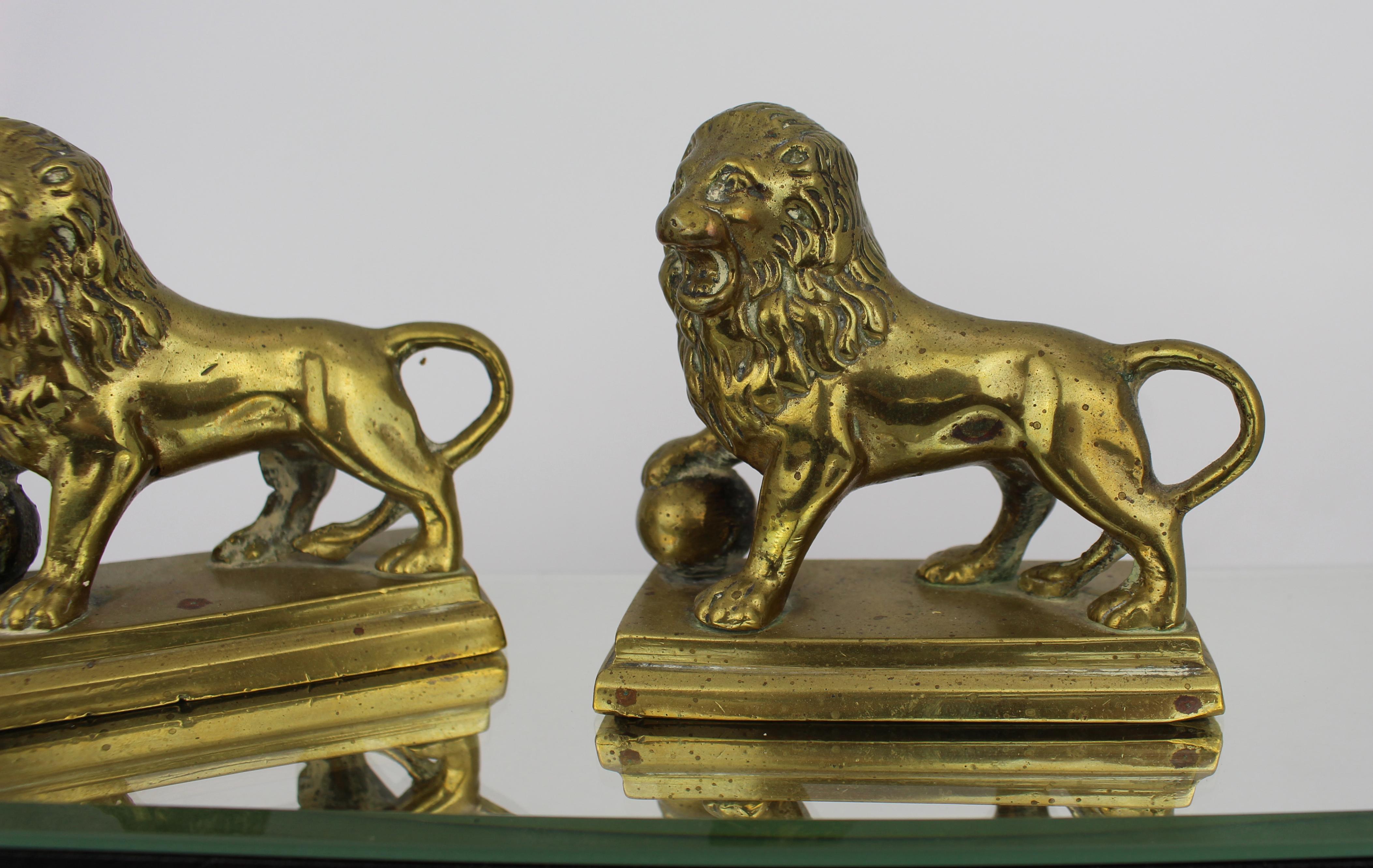 Européen Pair of Antique Brass Lion Paperweights en vente
