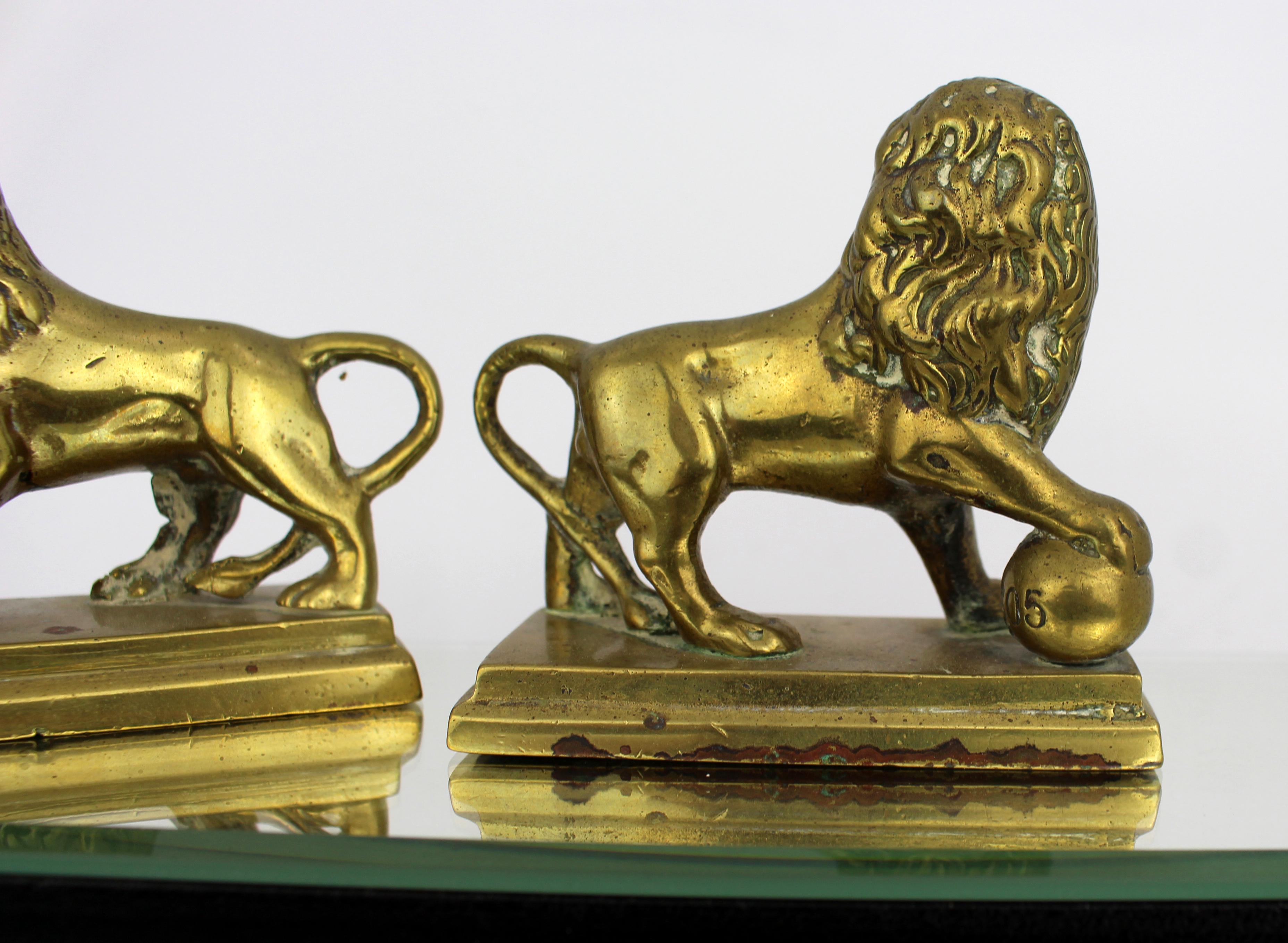 Pair of Antique Brass Lion Paperweights Bon état - En vente à Worcester, GB