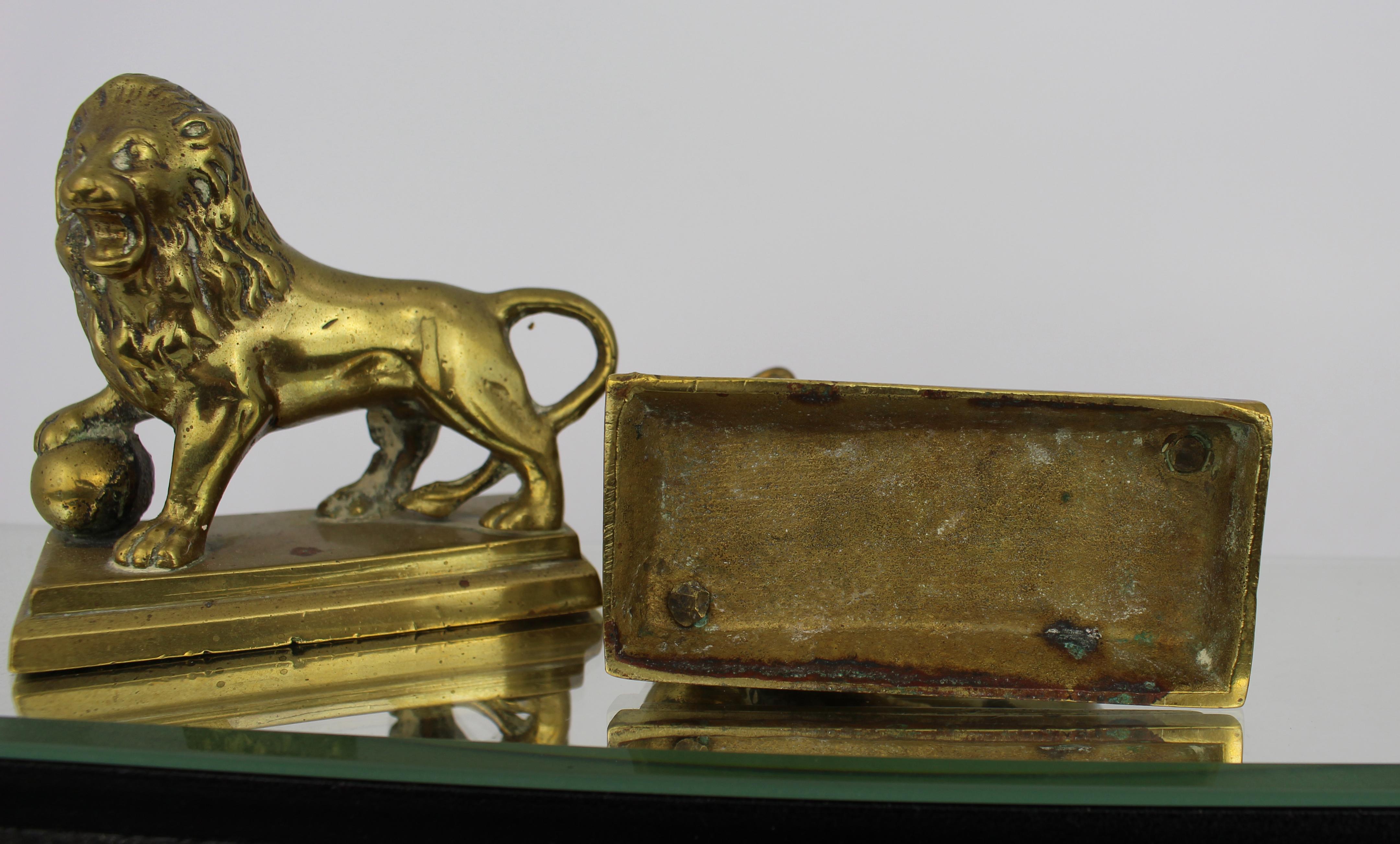 XIXe siècle Pair of Antique Brass Lion Paperweights en vente