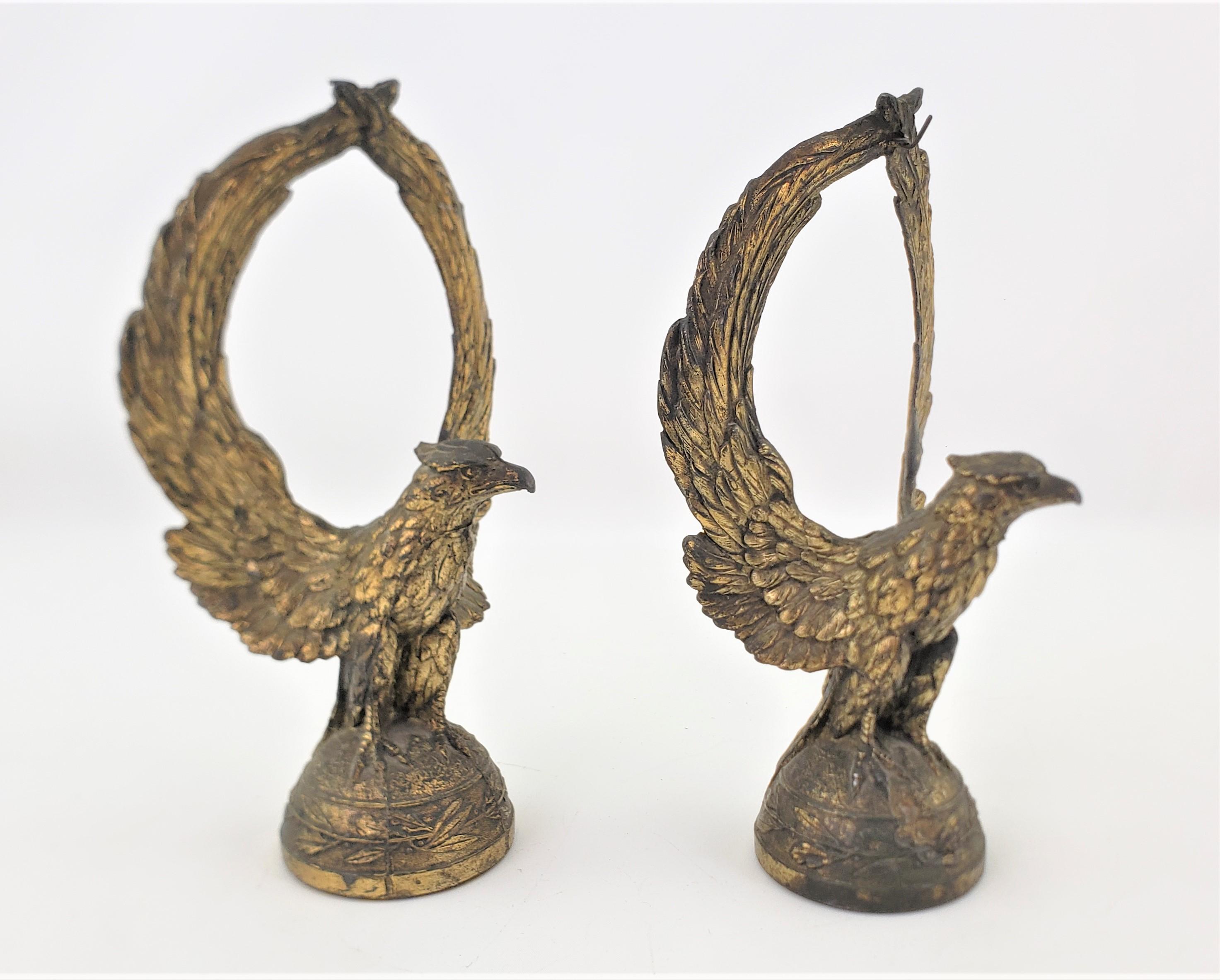 Paar antike versilberte figurale Taschenuhrenständer oder Buchstützen mit Baldachin aus Messing (Edwardian) im Angebot