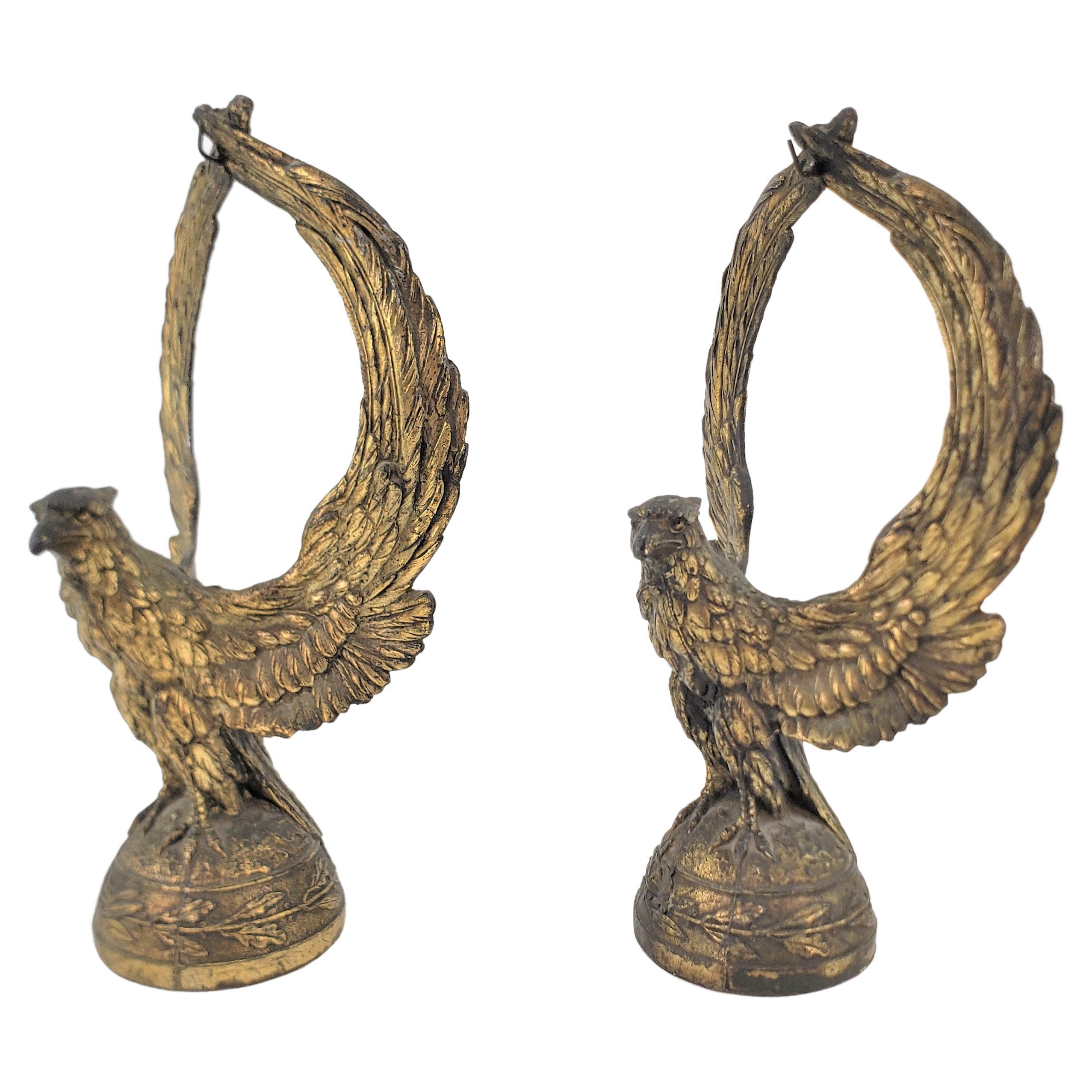 Coppia di antichi supporti per orologi da tasca o fermalibri in ottone placcato con figura di aquila calva