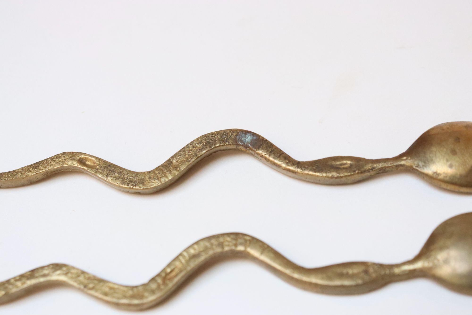Coppia di cucchiai Demitasse a forma di serpente in ottone antico in vendita 3