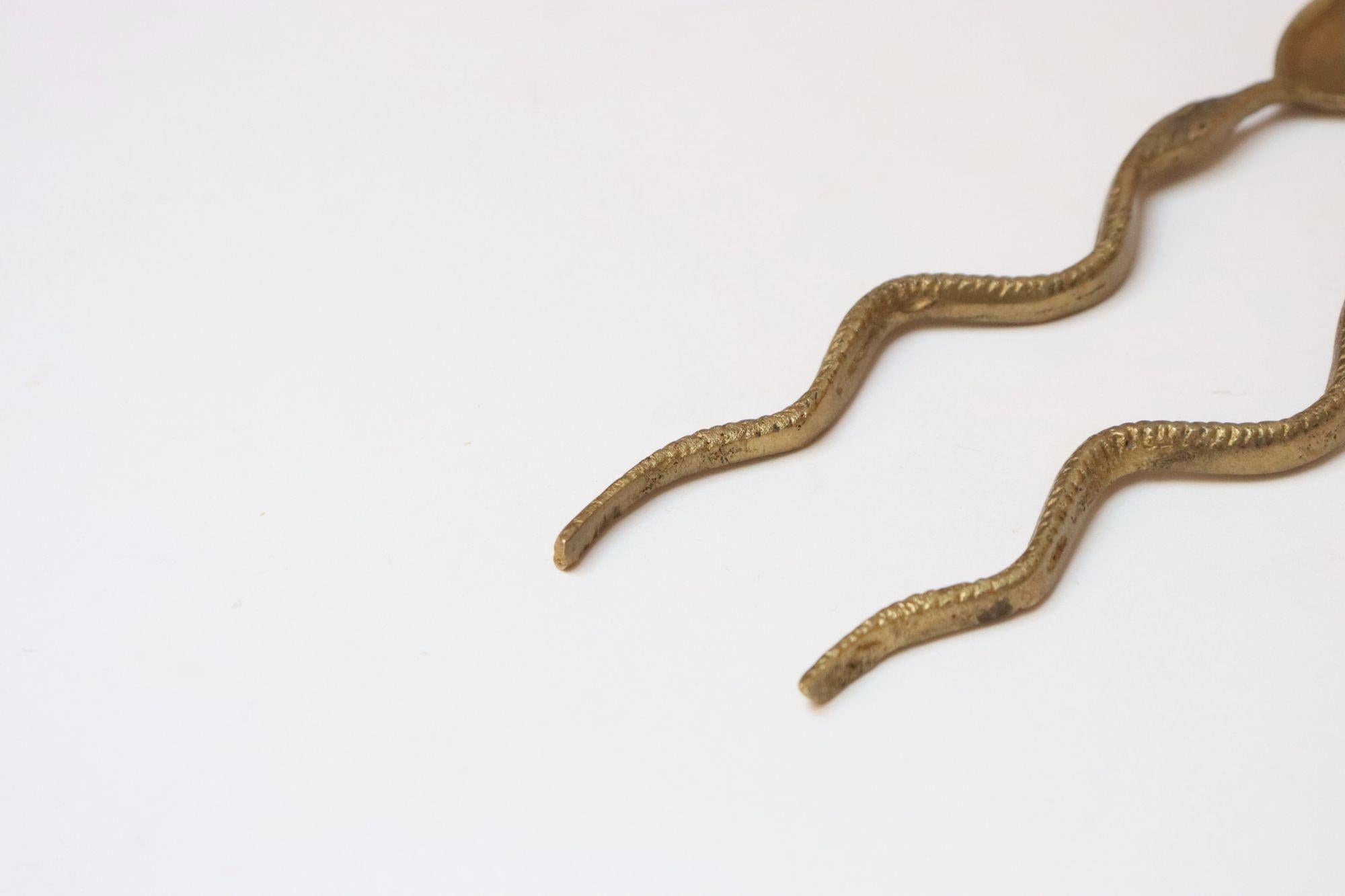 Coppia di cucchiai Demitasse a forma di serpente in ottone antico in vendita 4