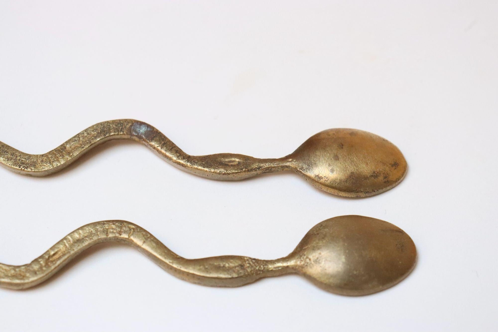 Coppia di cucchiai Demitasse a forma di serpente in ottone antico in vendita 5