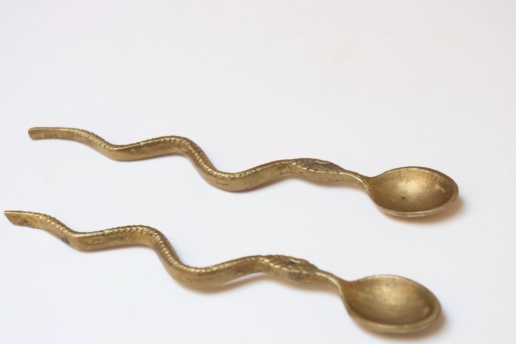 Cucchiai da zucchero demitasse in ottone con manici a forma di serpente (anni '20 circa).
Una coppia elegante in condizioni originali e non lucidate.
Condizioni vintage molto buone, con un'attraente patina naturale presente e un punto di