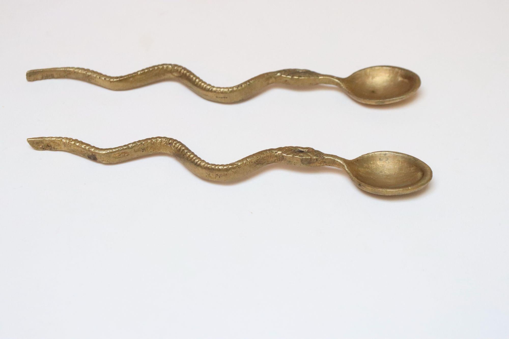 Art Nouveau Coppia di cucchiai Demitasse a forma di serpente in ottone antico in vendita