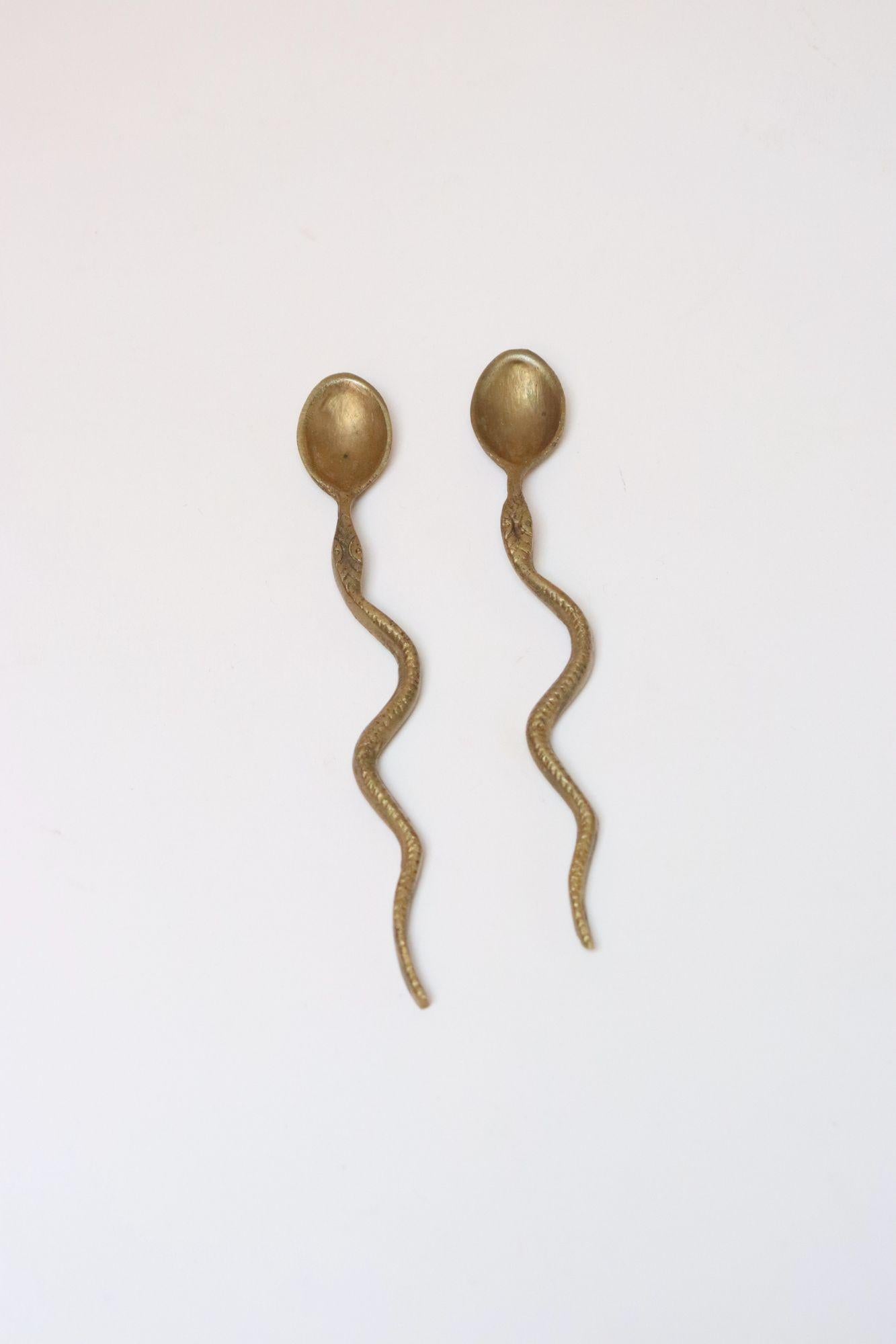 Coppia di cucchiai Demitasse a forma di serpente in ottone antico In condizioni buone in vendita a Brooklyn, NY