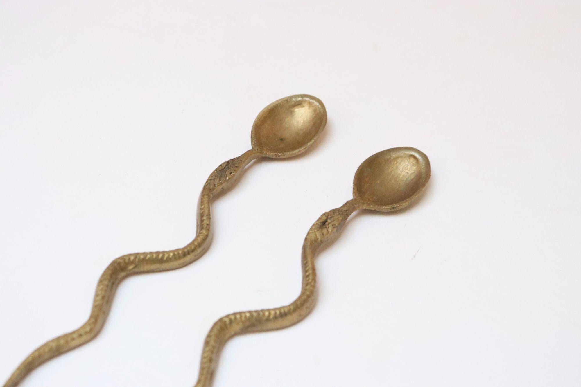 Ottone Coppia di cucchiai Demitasse a forma di serpente in ottone antico in vendita