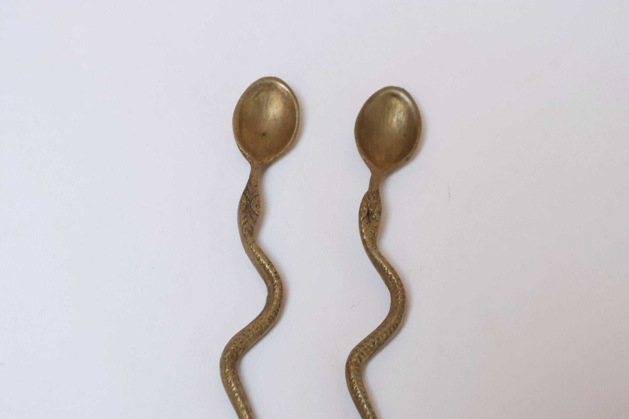 Coppia di cucchiai Demitasse a forma di serpente in ottone antico in vendita 1