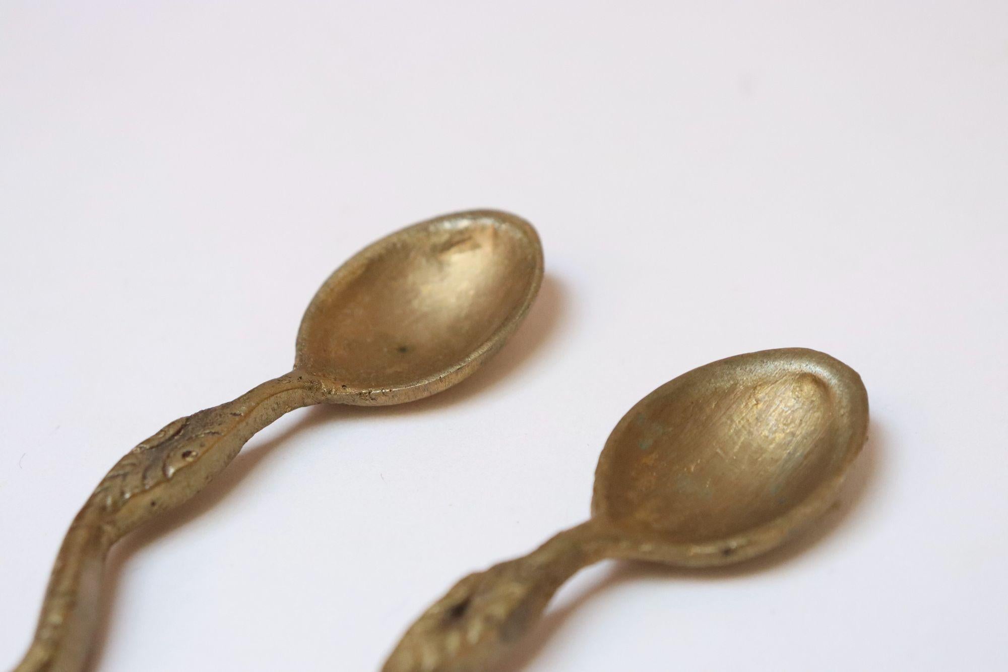 Coppia di cucchiai Demitasse a forma di serpente in ottone antico in vendita 2