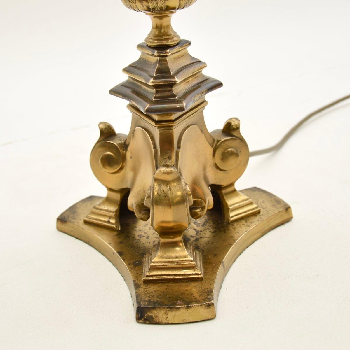 Paire de lampes de table en laiton antique en vente 3