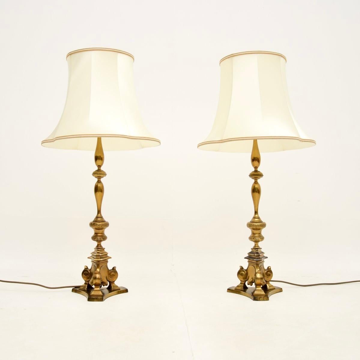 Une grande et très impressionnante paire de lampes de table antiques en laiton. Fabriqués en Angleterre, ils datent des années 1920.

Ils sont d'une grande taille et d'une superbe qualité. Les supports en laiton épais présentent de jolis détails et