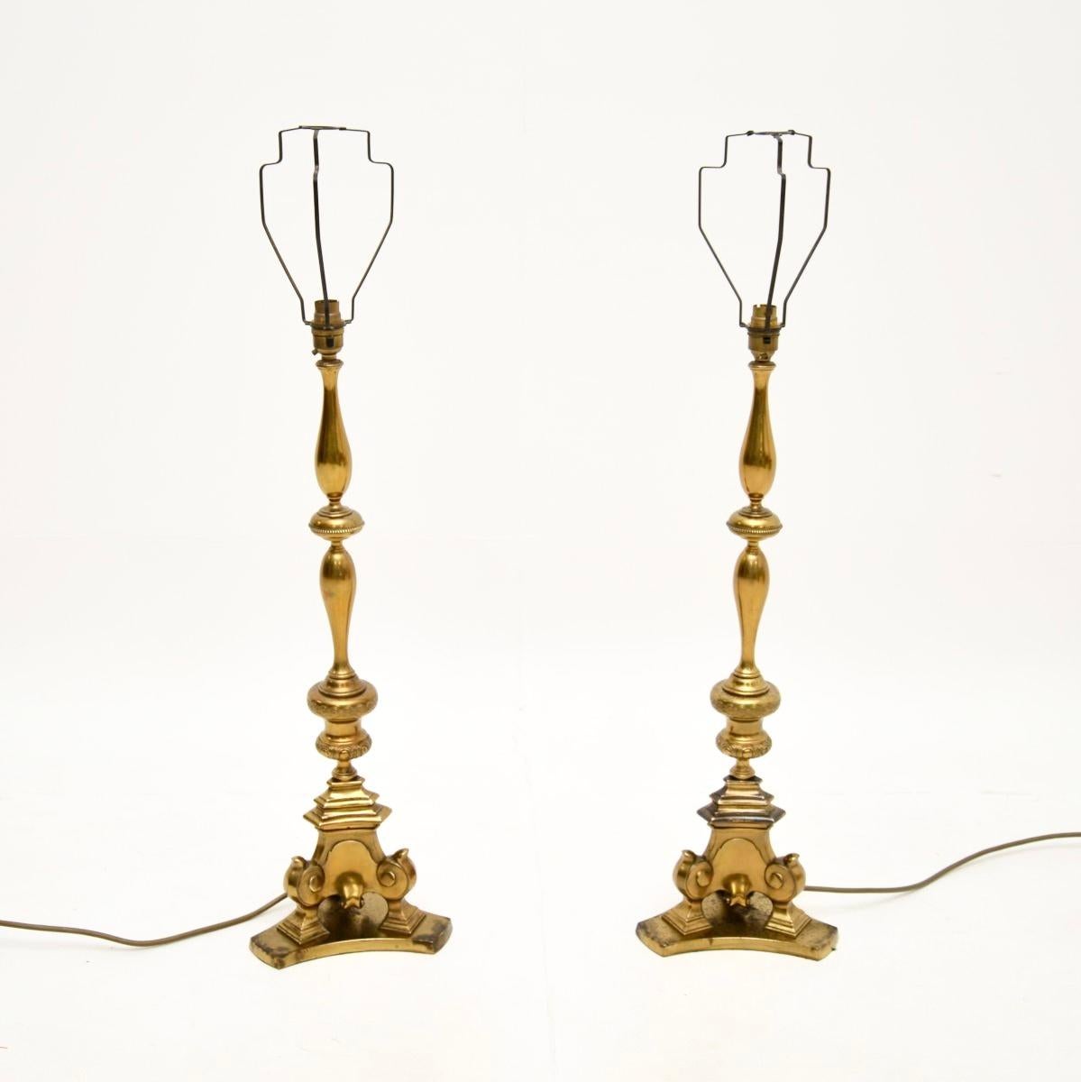 Baroque Paire de lampes de table en laiton antique en vente