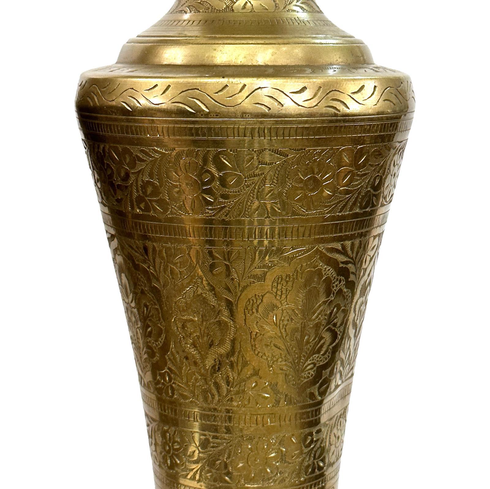 Pair of Antique Brass Table Lamps (Radiert) im Angebot