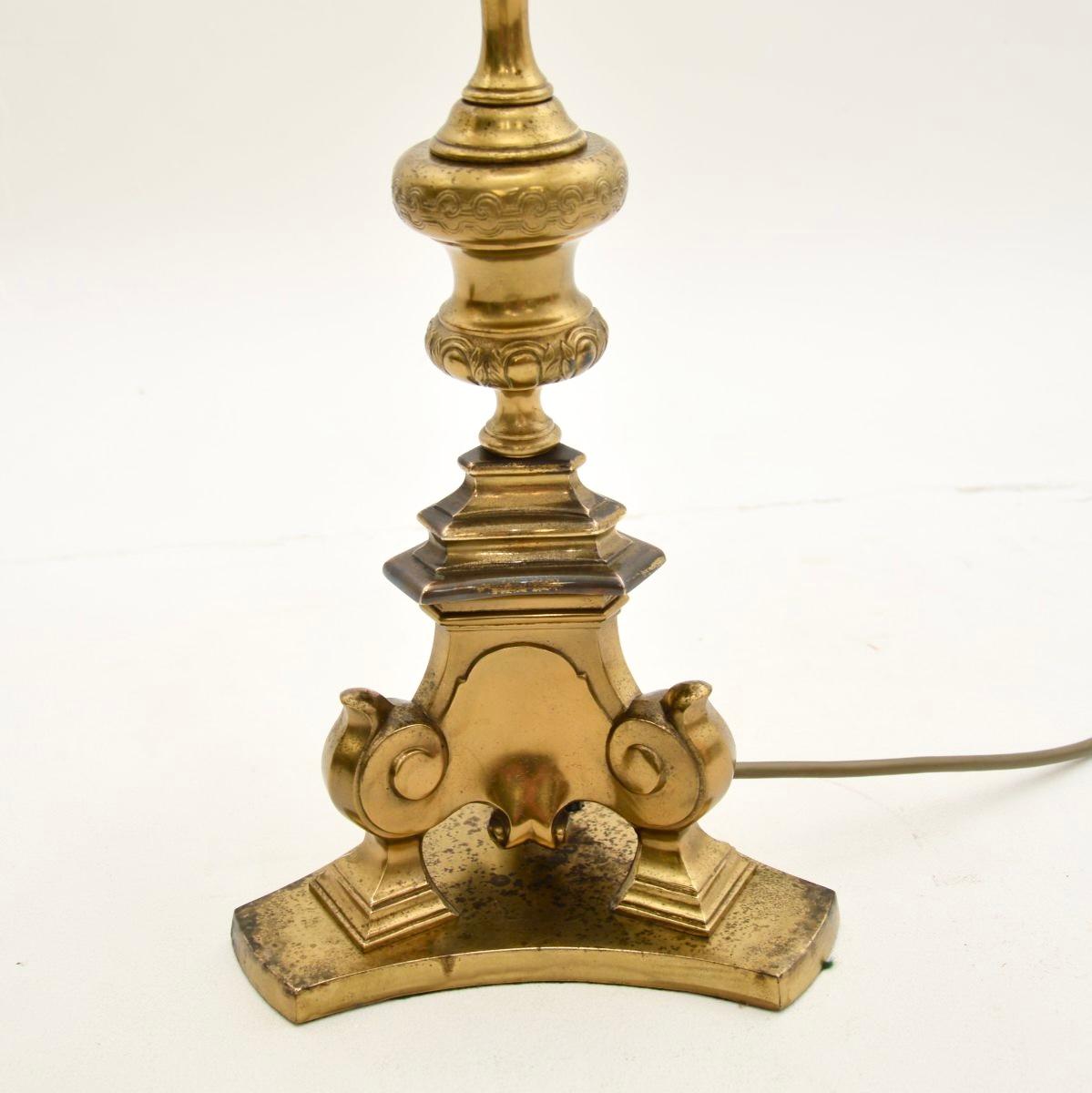 Laiton Paire de lampes de table en laiton antique en vente