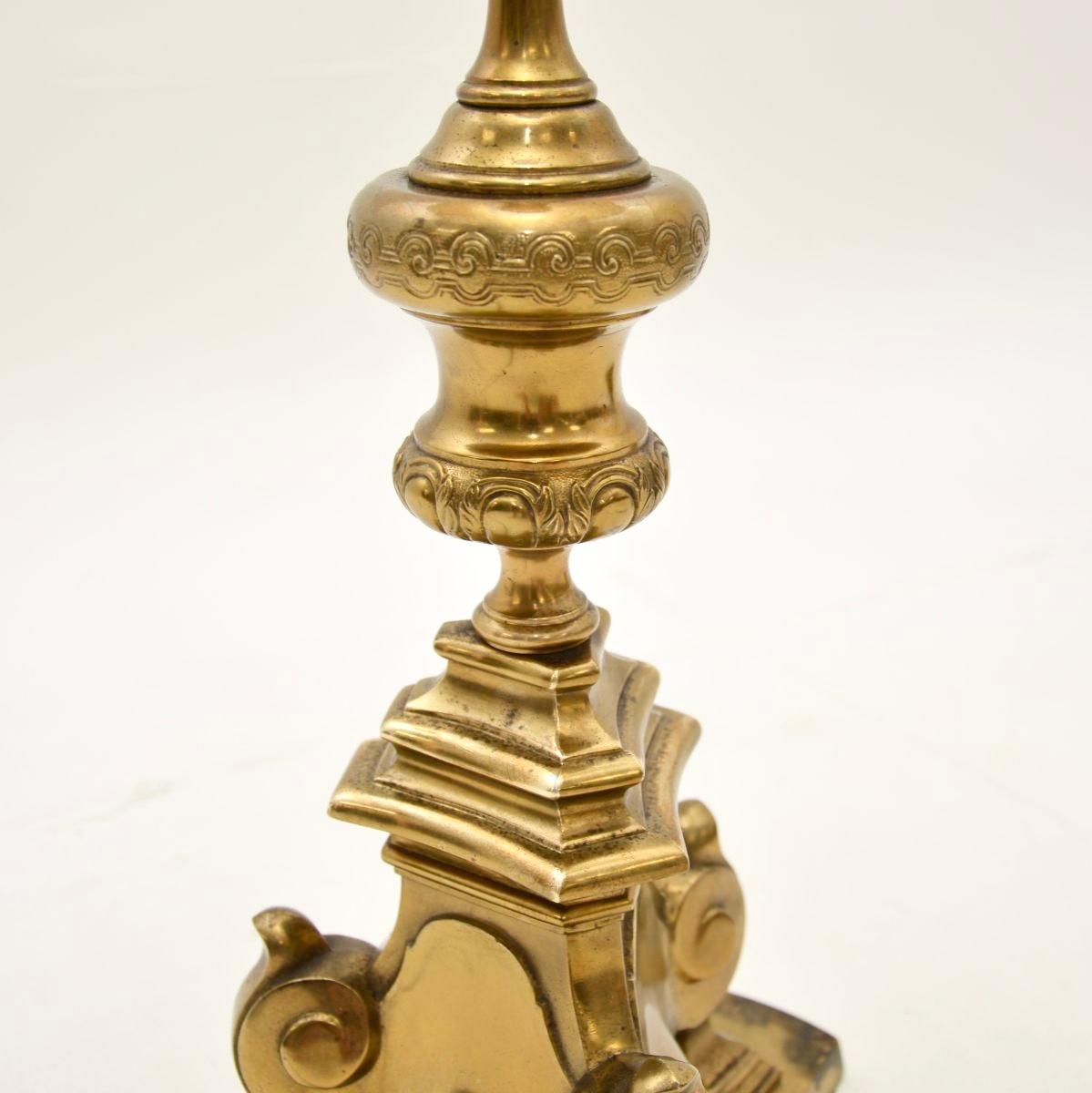 Paire de lampes de table en laiton antique en vente 1