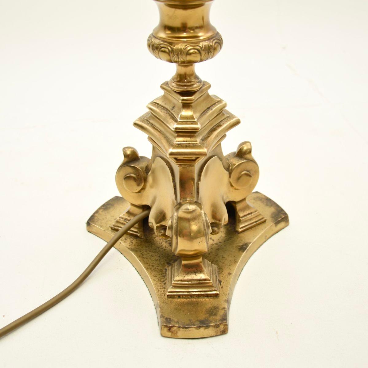 Paire de lampes de table en laiton antique en vente 2