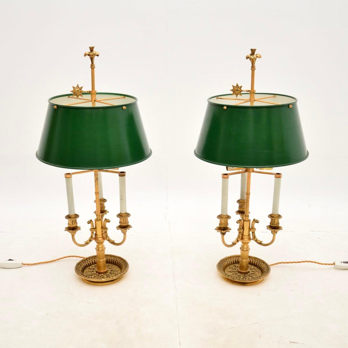 Paar antike Messing-Tischlampen mit Tole-Schirmen (Französisch) im Angebot