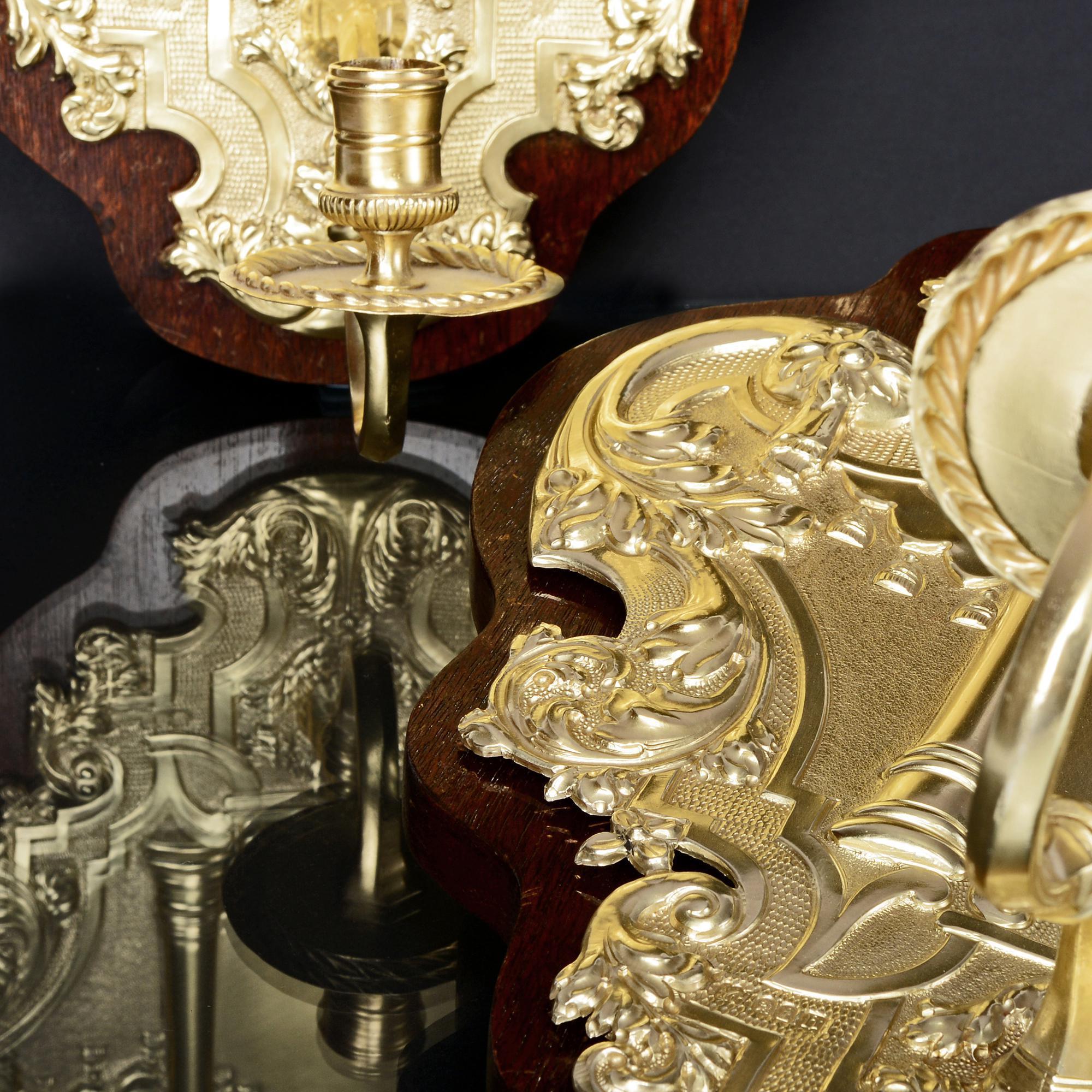 Paar antike Britannia-Wandleuchter aus Silber, vergoldet (Barock) im Angebot