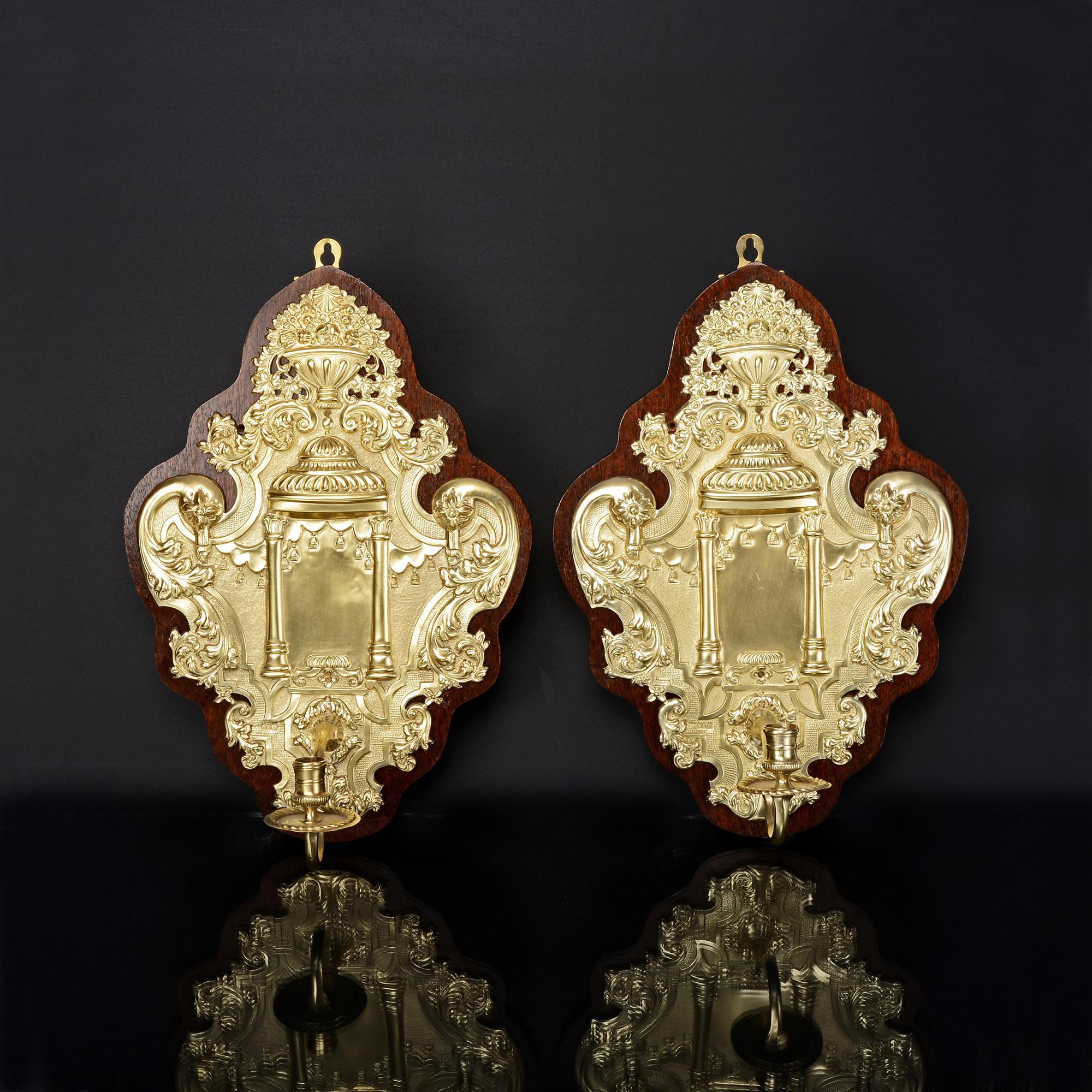 Paar antike Britannia-Wandleuchter aus Silber, vergoldet (Frühes 20. Jahrhundert) im Angebot