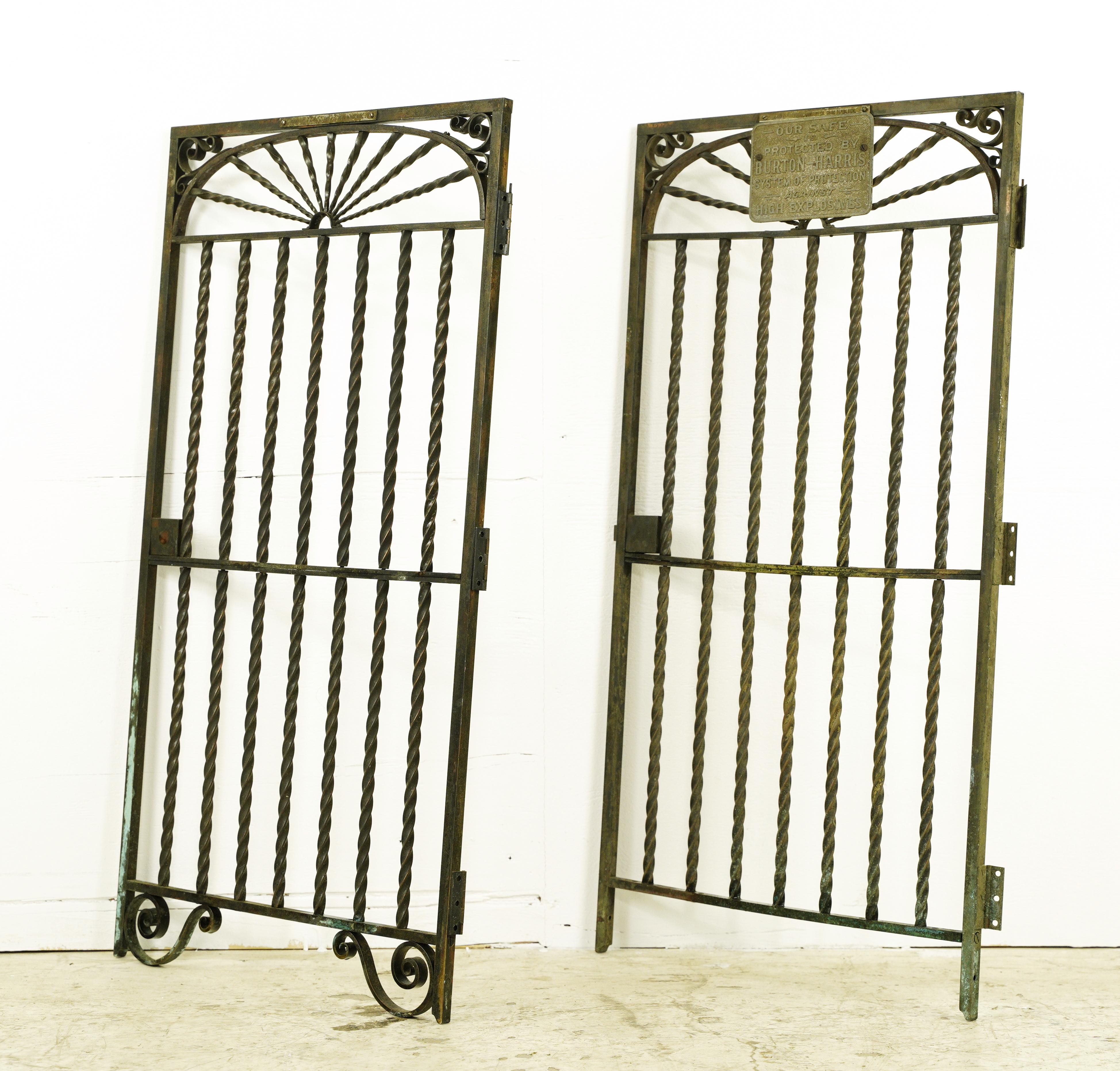 Par de Protectores de Bronce Antiguos para Ventanillas de Cajeros de Bancos siglo XX en venta