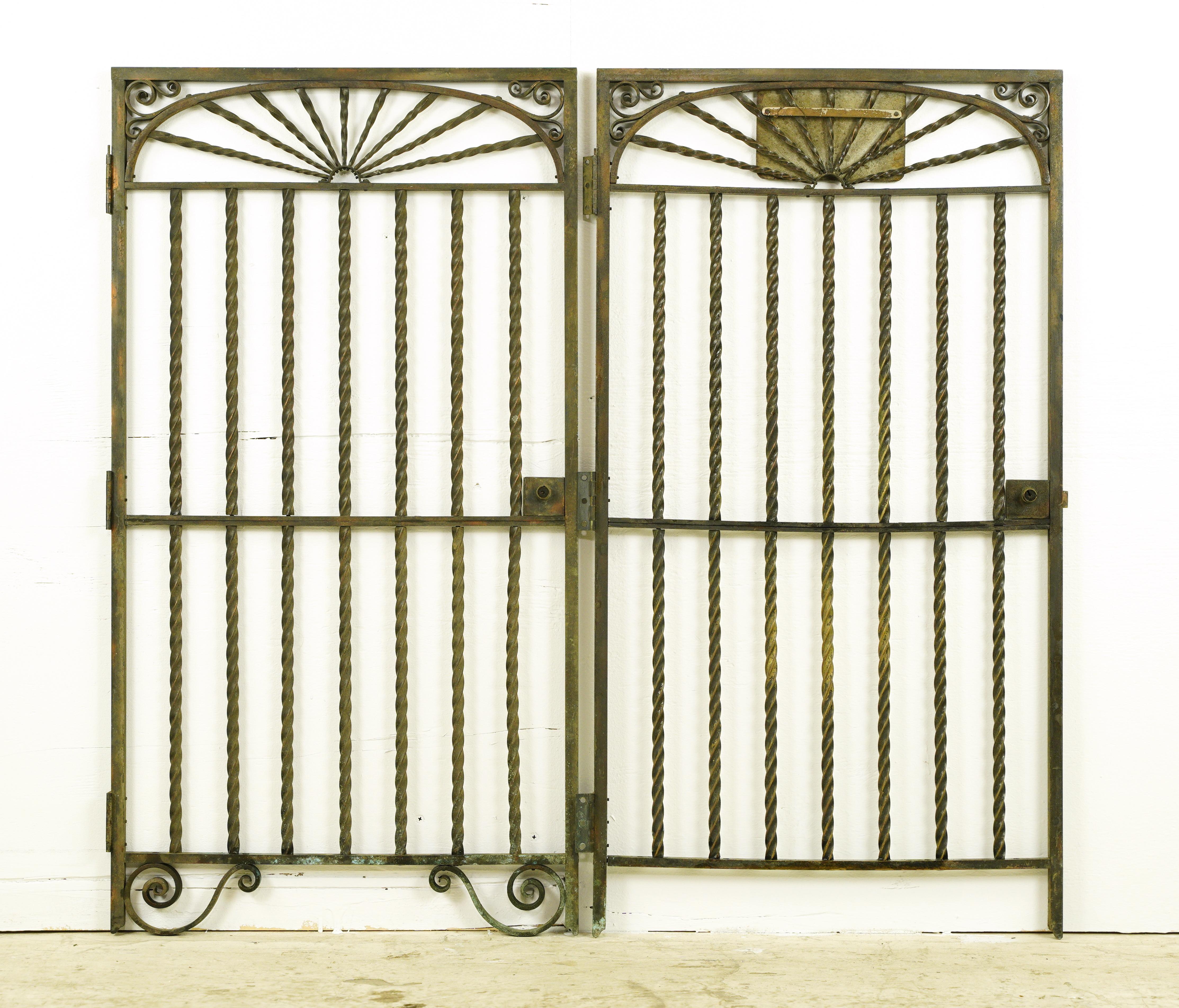Par de Protectores de Bronce Antiguos para Ventanillas de Cajeros de Bancos en venta 2