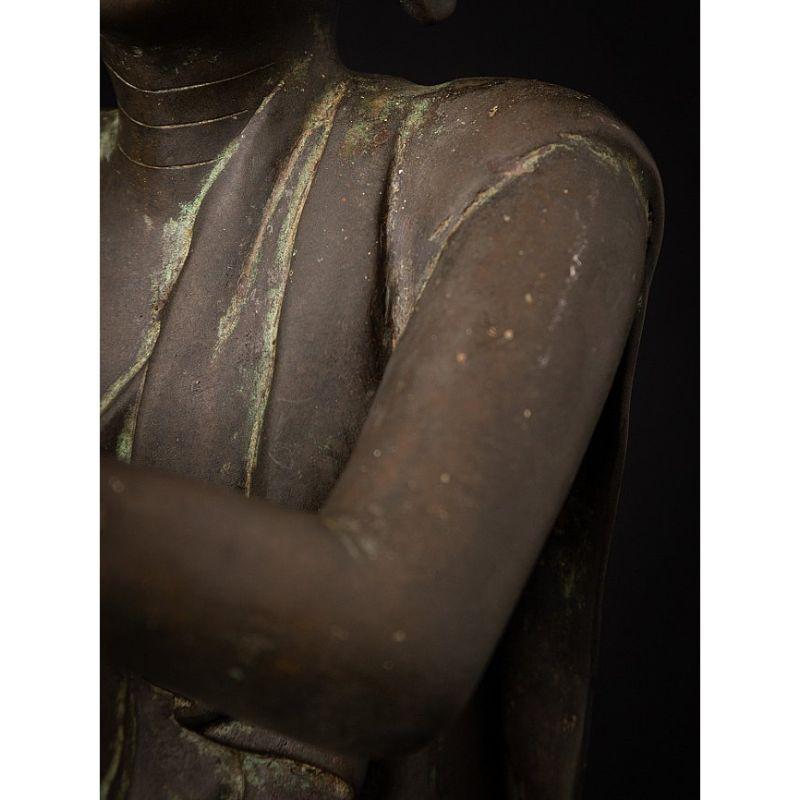 Coppia di statue di monaci birmani in bronzo antico provenienti dalla Birmania in vendita 12