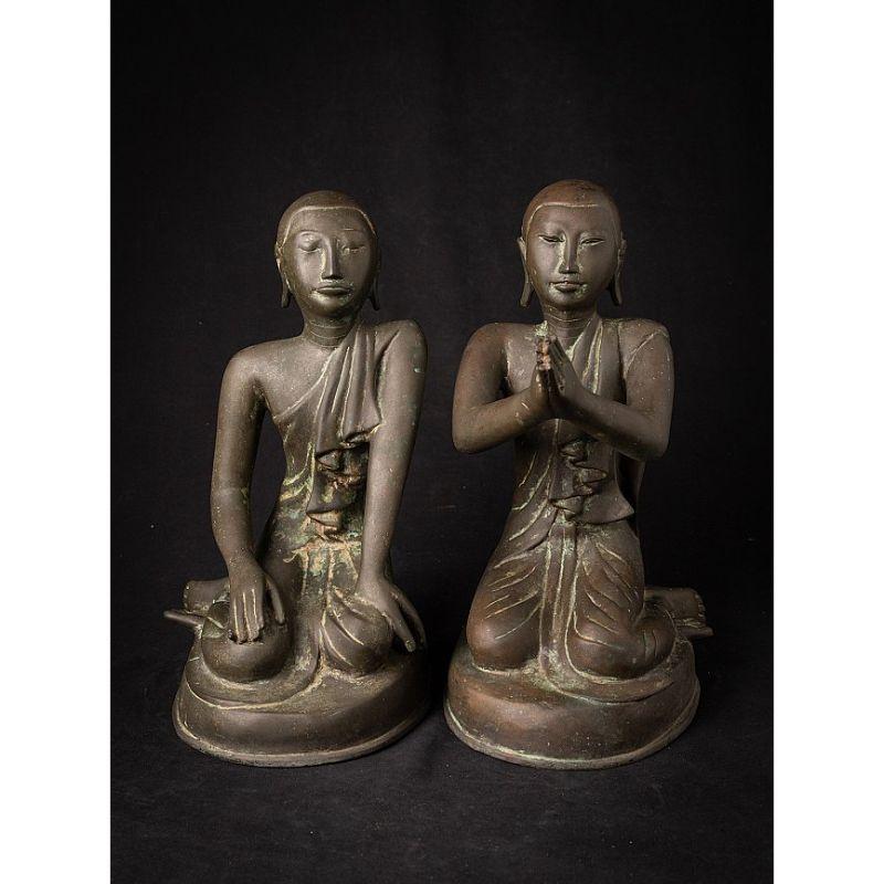 Material: bronze
37 cm high 
20 cm wide and 26,5 cm deep
Weight: 19.883 kgs
Mandalay style
Namaskara mudra
Originating from Burma
Late 19th century.

