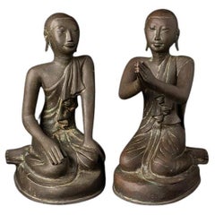 Paire de statues de moine birmans en bronze ancien provenant de Birmanie