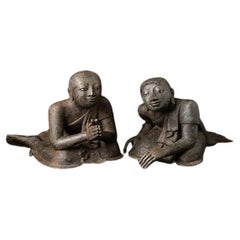 Paire de statues de moines birmans en bronze ancien provenant de Birmanie