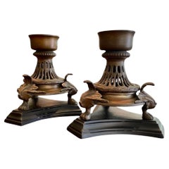 Pareja de Candeleros de Bronce Antiguo con Base Metálica