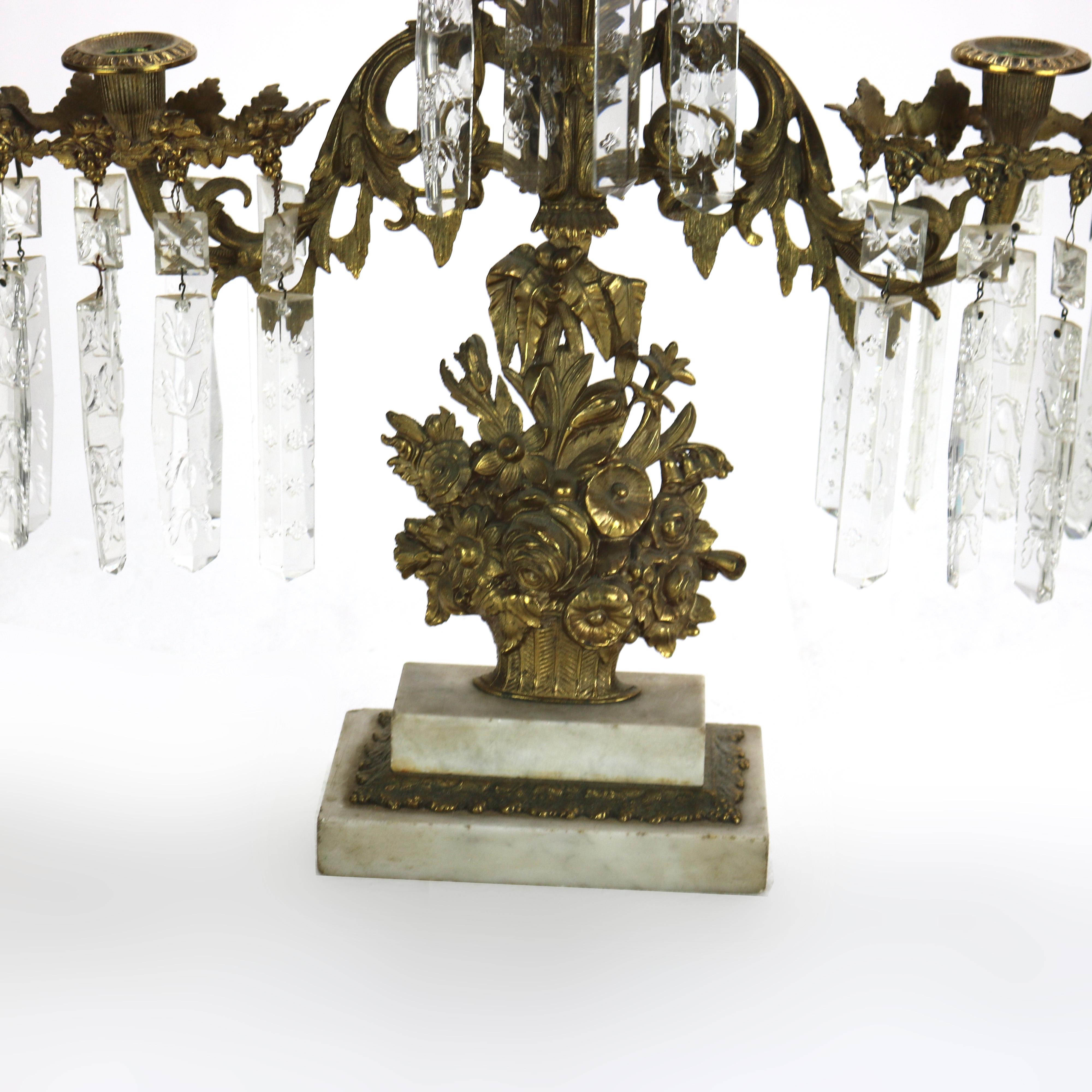 Coppia di Girandole a tre luci con cesto floreale in bronzo antico e cristallo C1880 In condizioni buone in vendita a Big Flats, NY