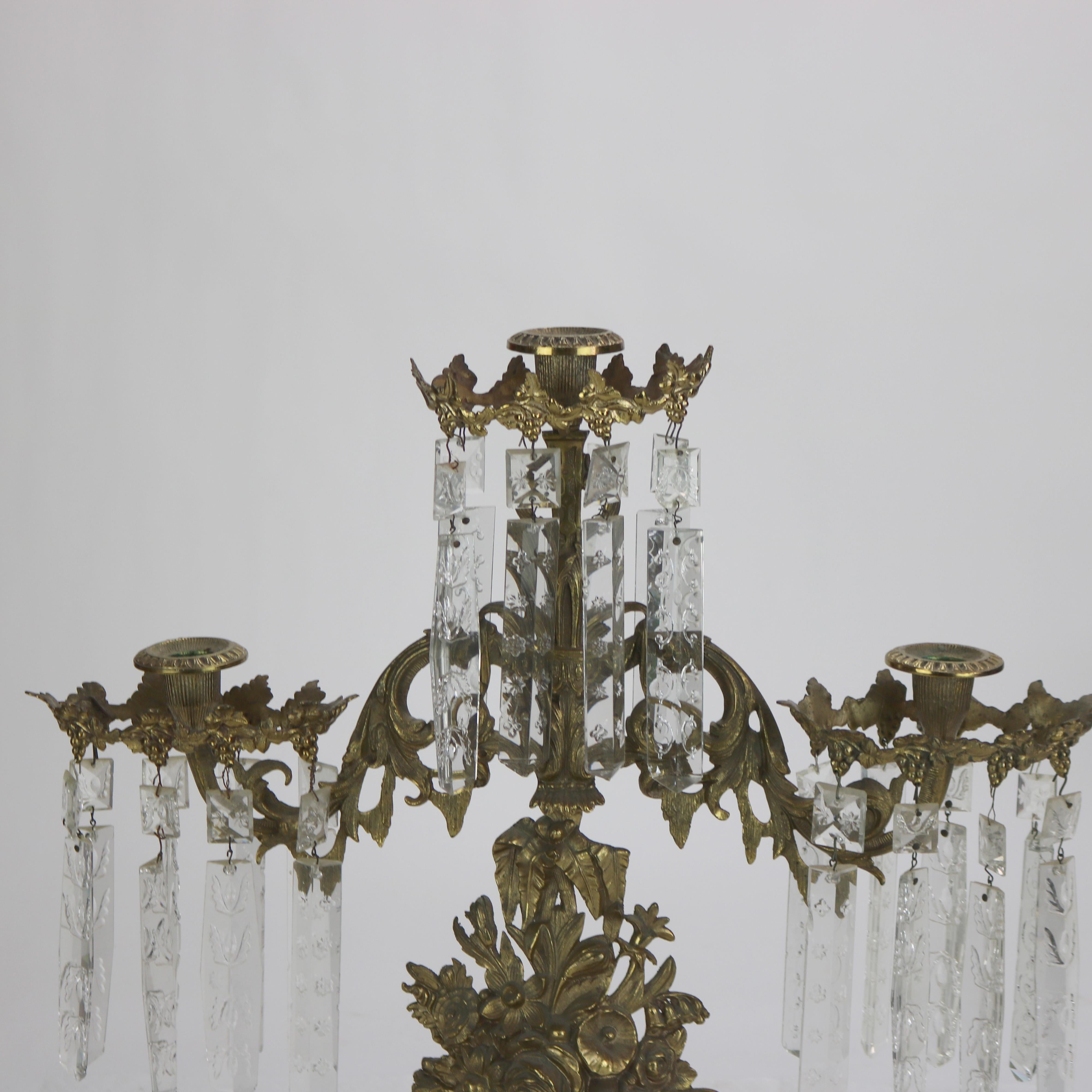 XIX secolo Coppia di Girandole a tre luci con cesto floreale in bronzo antico e cristallo C1880 in vendita