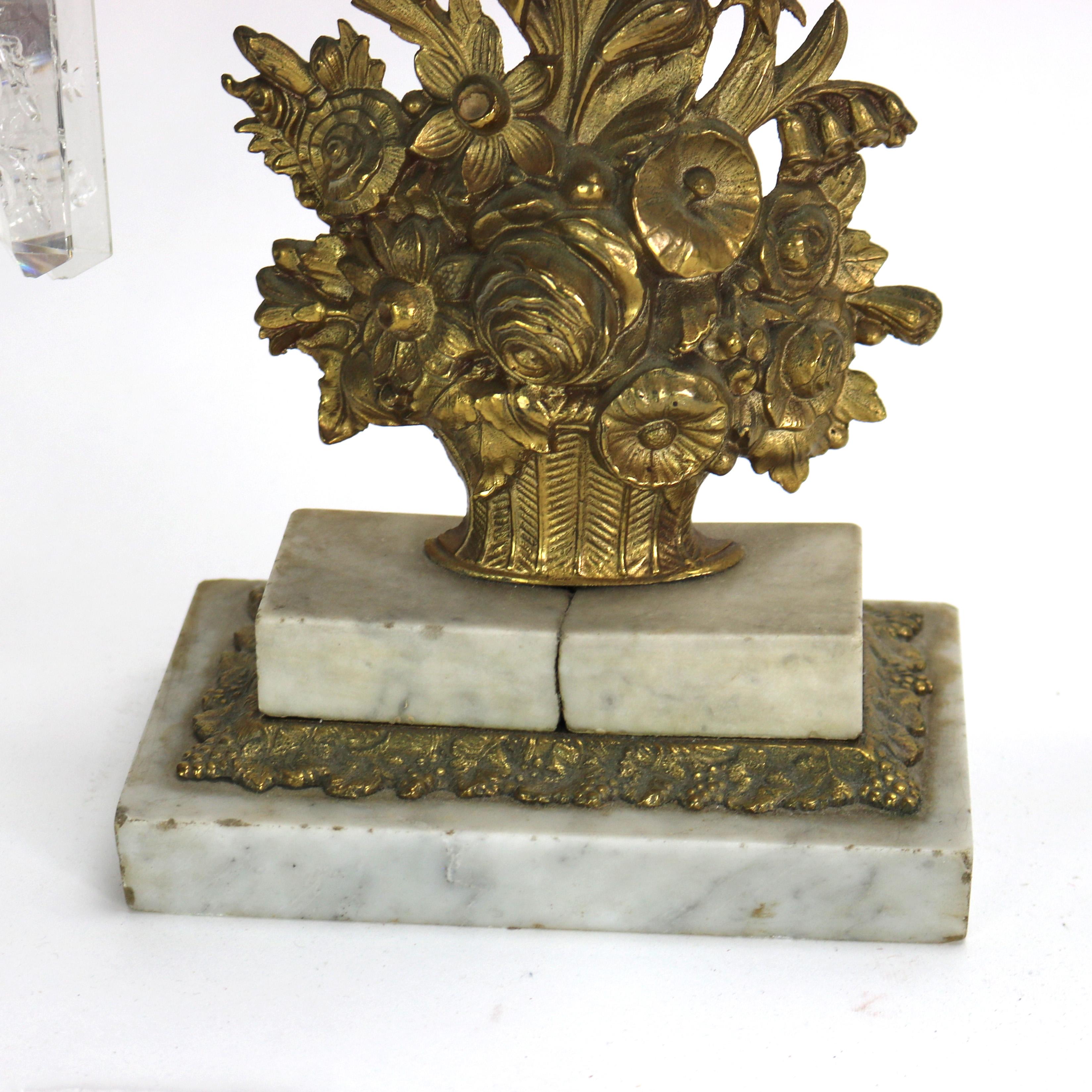 Coppia di Girandole a tre luci con cesto floreale in bronzo antico e cristallo C1880 in vendita 2