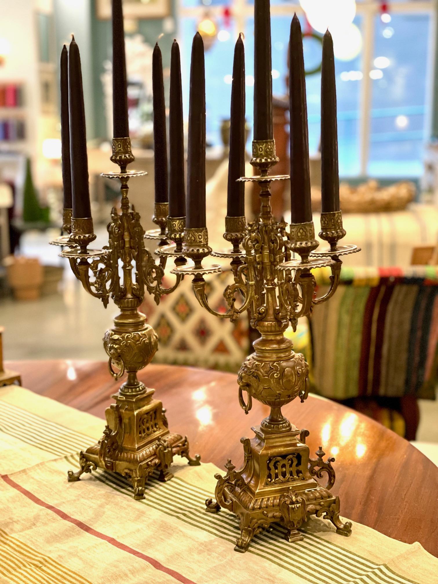 Ci piace questa coppia di candelabri a 5 bracci in bronzo antico, grandiosa ed elaborata. Sono realizzati in stile barocco ornamentale. Ogni candelabro poggia su una base quadrata a gabbia con scudi classici e 6 piedi, una fila centrale rotonda