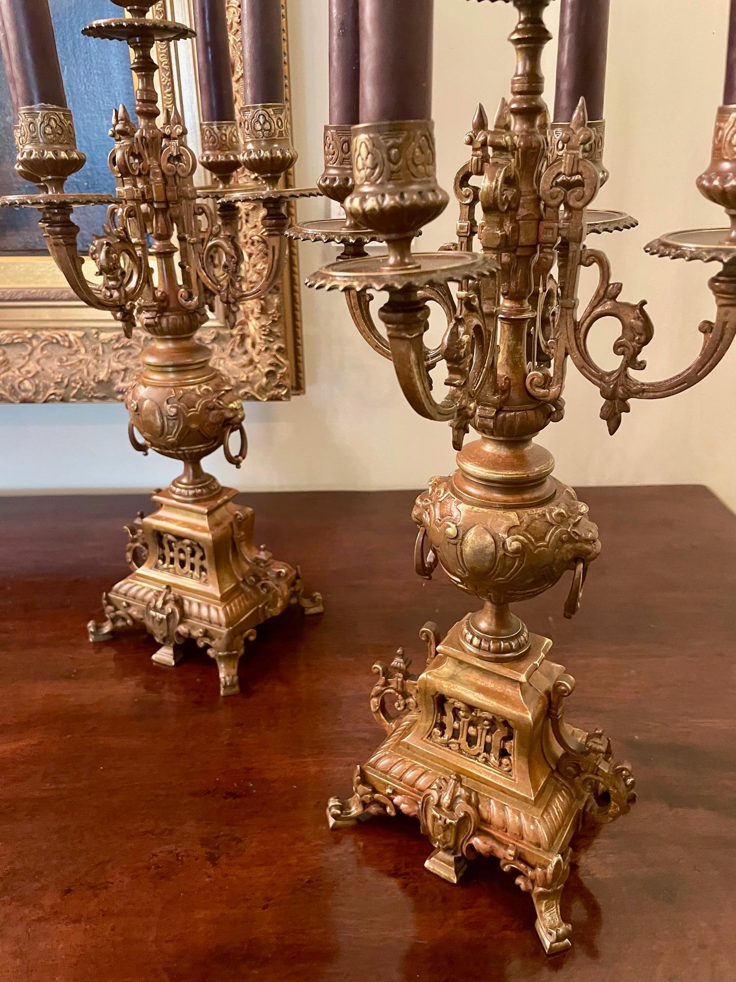 XX secolo Coppia di candelabri a 5 bracci elaborati in bronzo antico in vendita