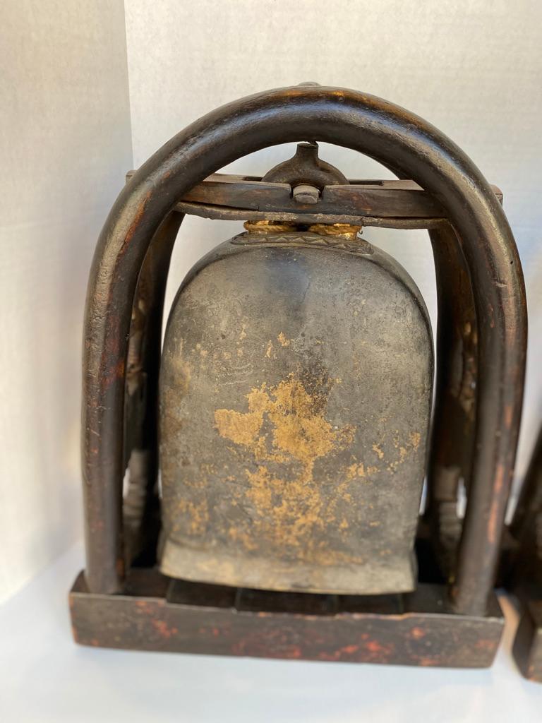 Coppia di campane da tempio Elefante in bronzo antico tibetano con supporti fusi a mano, intagliati a mano e dorati. Dal Tibet del XIX secolo in condizioni meravigliose Proveniente da una casa di Park Avenue.