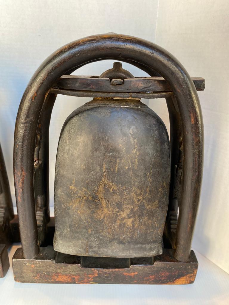 Tibetano Coppia di campane da tempio Elefante in bronzo antico con accenti dorati in vendita