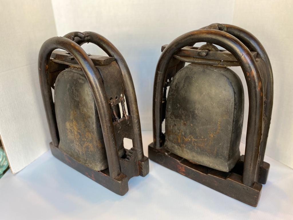 Metà XIX secolo Coppia di campane da tempio Elefante in bronzo antico con accenti dorati in vendita