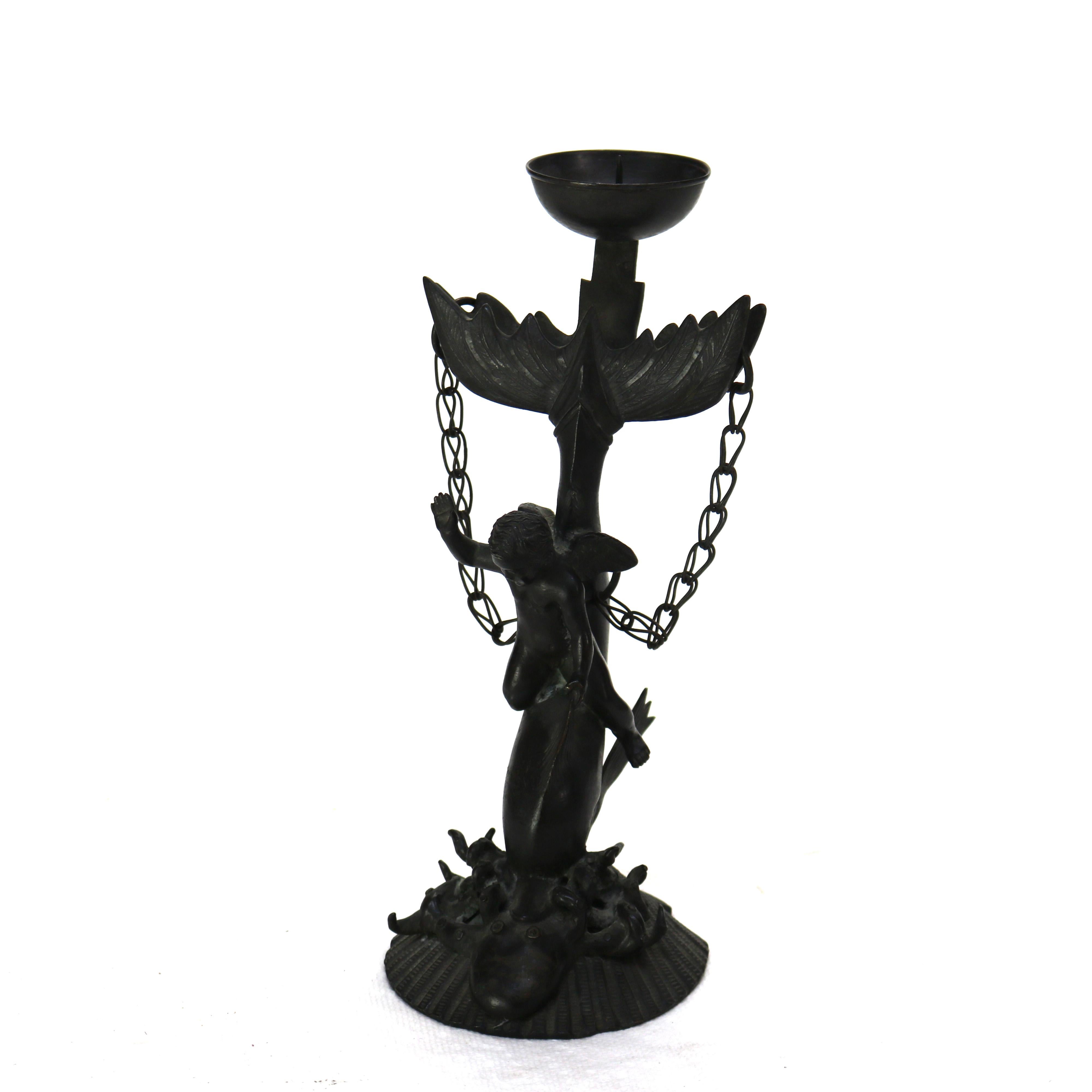 Coppia di candelieri figurativi in bronzo antico con cherubini a cavallo di delfini C1820 in vendita 8