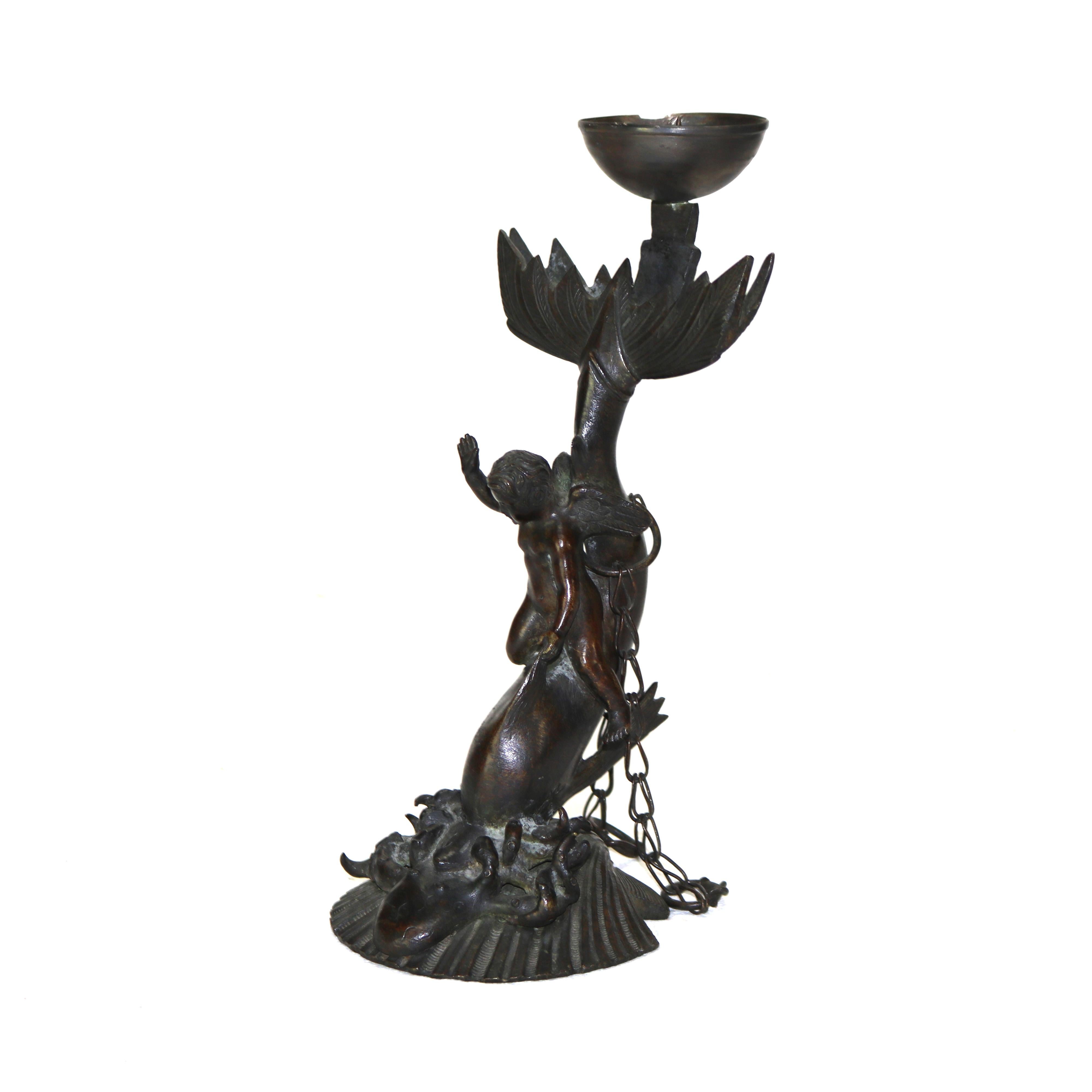 Coppia di candelieri figurativi in bronzo antico con cherubini a cavallo di delfini C1820

Misure - 9,5 