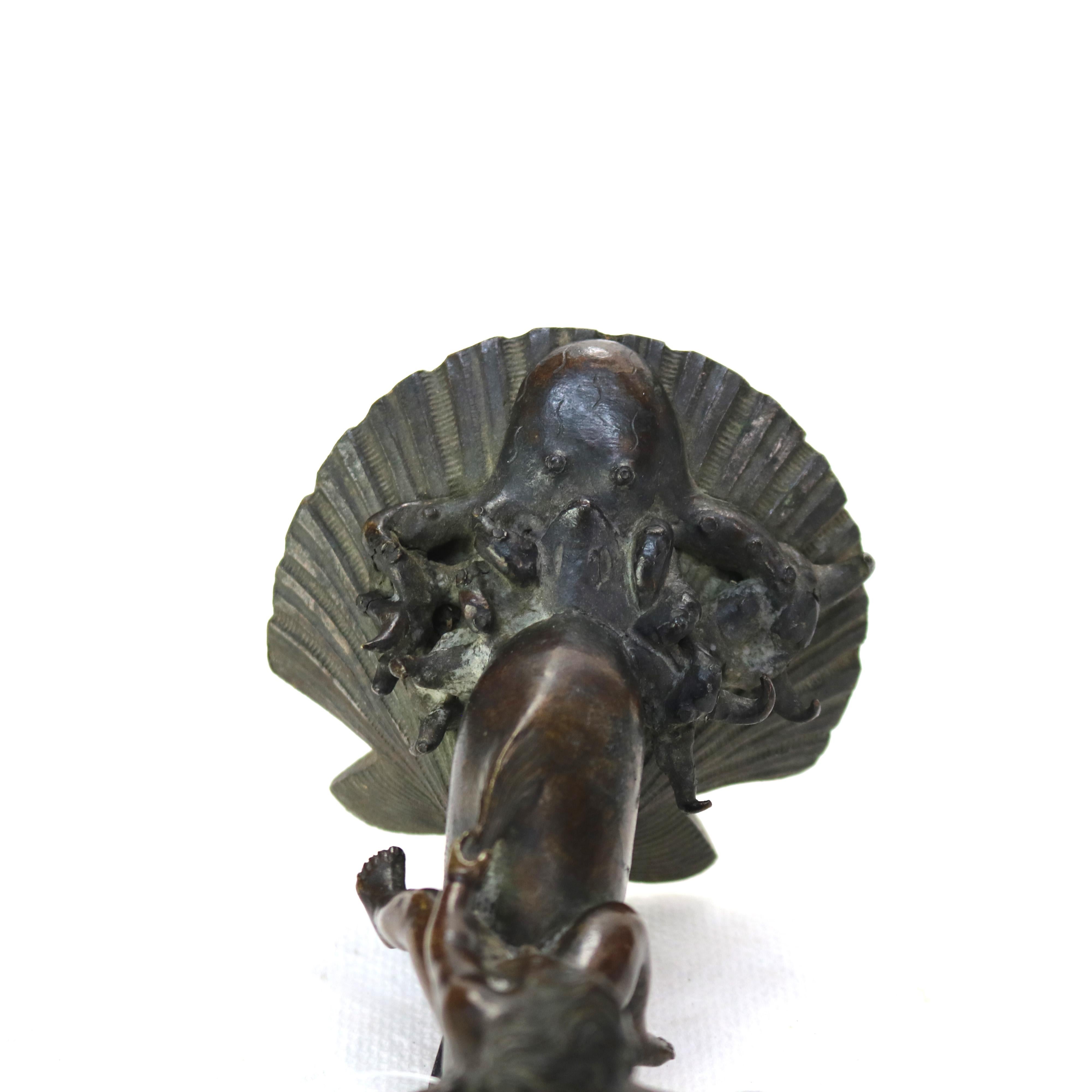 Coppia di candelieri figurativi in bronzo antico con cherubini a cavallo di delfini C1820 In condizioni buone in vendita a Big Flats, NY