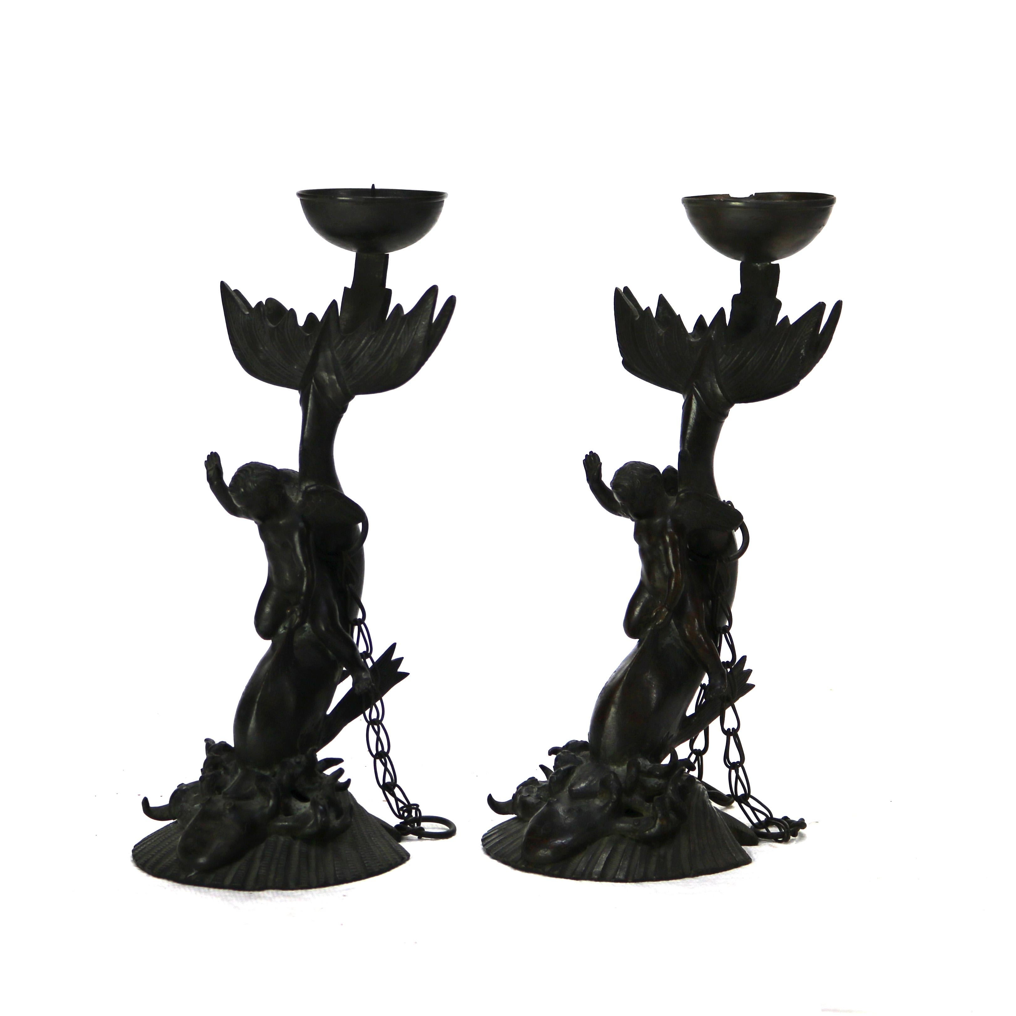 XX secolo Coppia di candelieri figurativi in bronzo antico con cherubini a cavallo di delfini C1820 in vendita