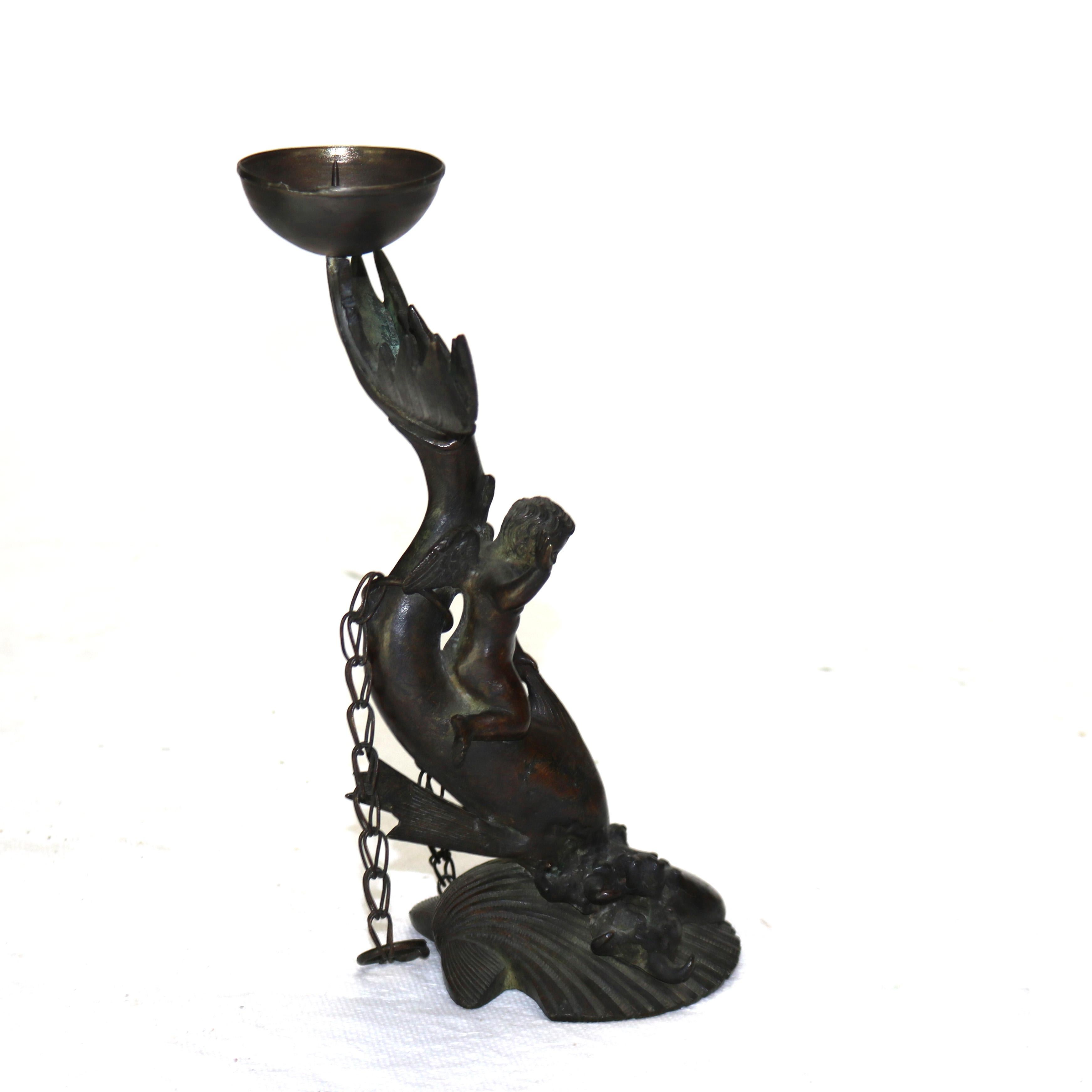 Bronzo Coppia di candelieri figurativi in bronzo antico con cherubini a cavallo di delfini C1820 in vendita