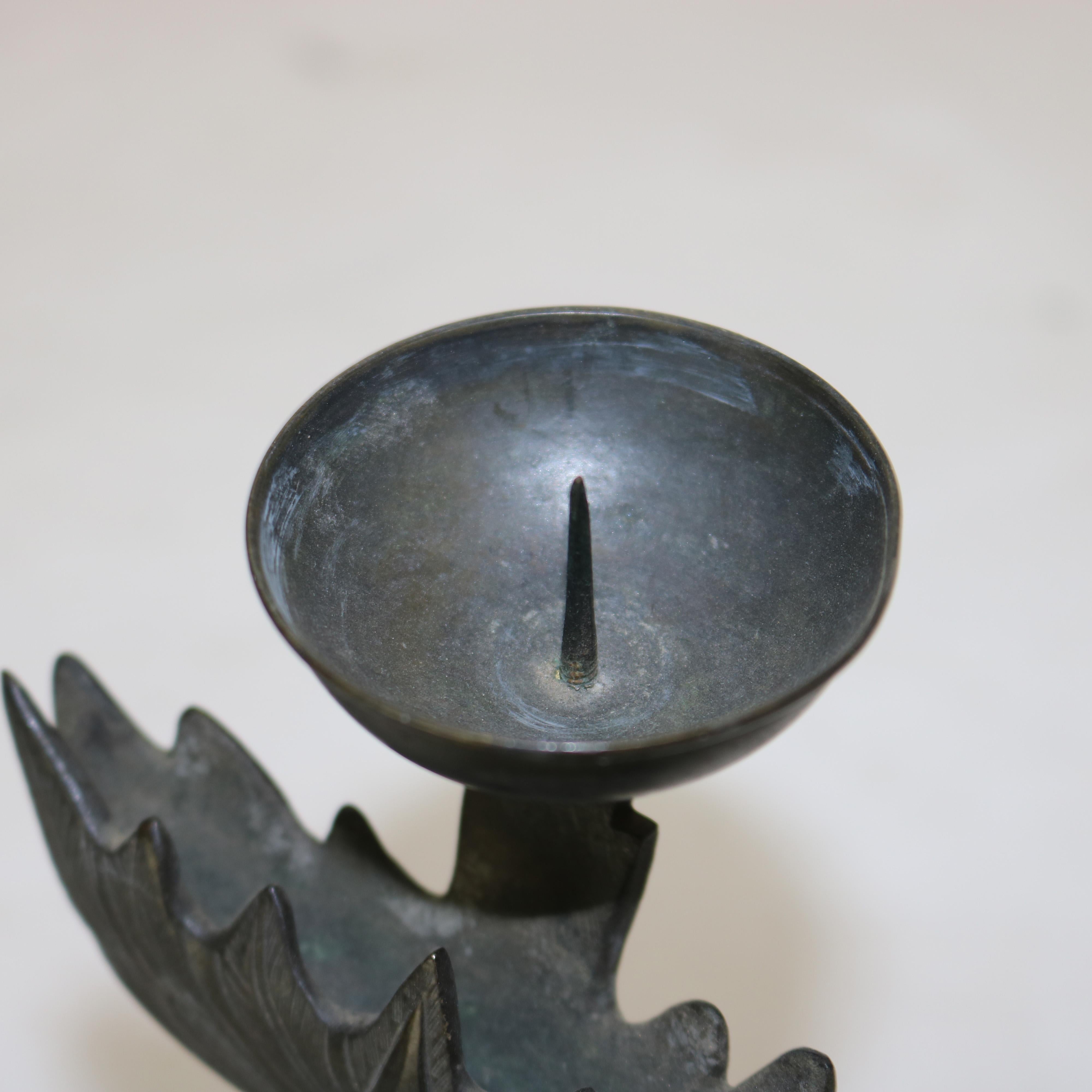 Coppia di candelieri figurativi in bronzo antico con cherubini a cavallo di delfini C1820 in vendita 2