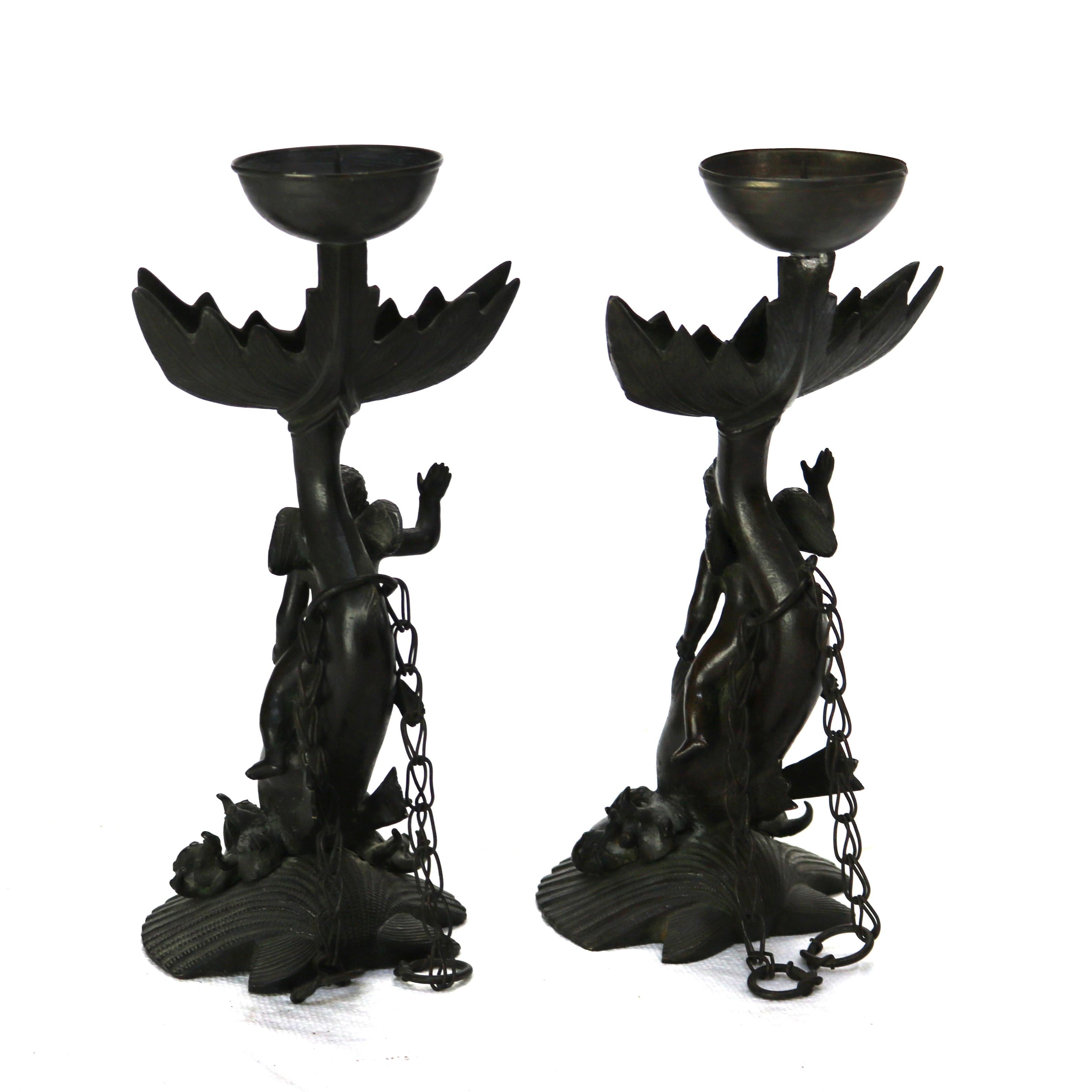 Coppia di candelieri figurativi in bronzo antico con cherubini a cavallo di delfini C1820 in vendita 4
